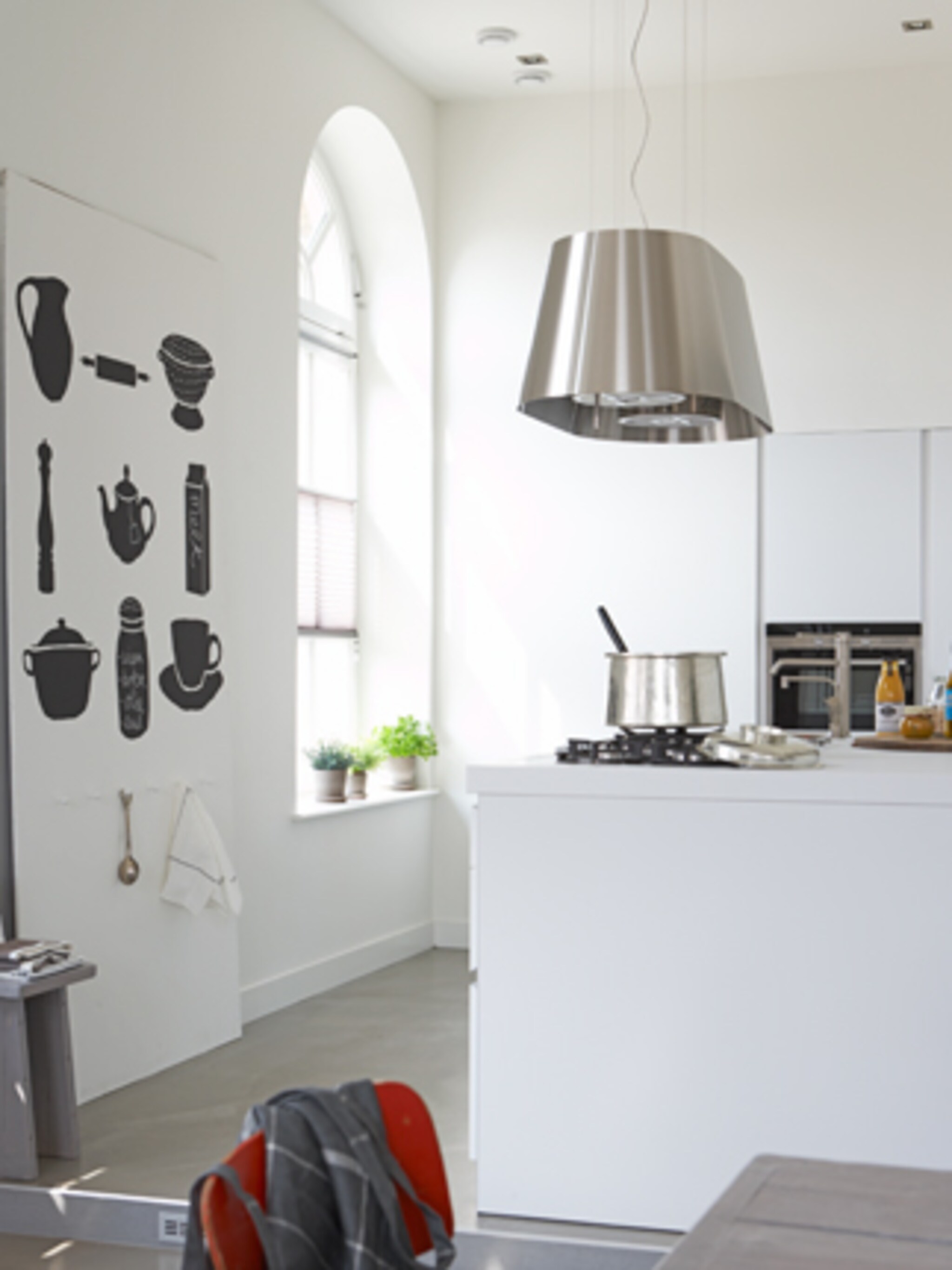 zelfmaakwand met sjablonen voor de keuken