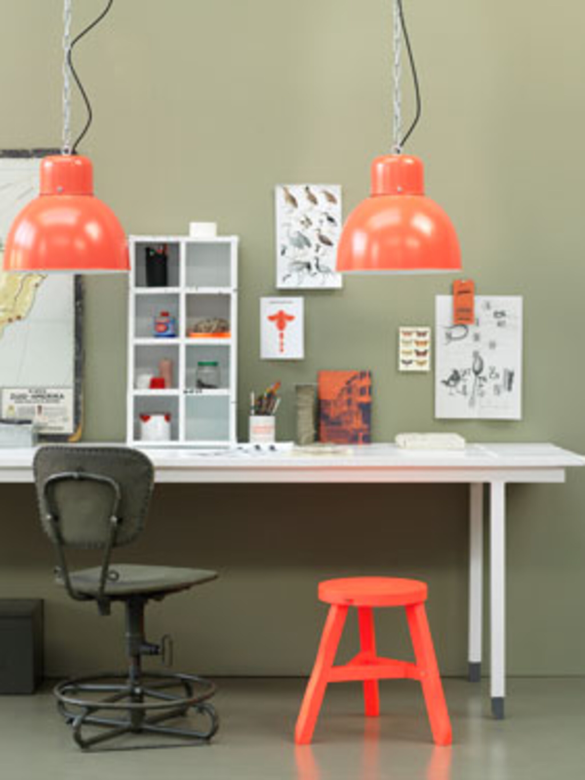 hang een industriele hanglamp boven je bureau