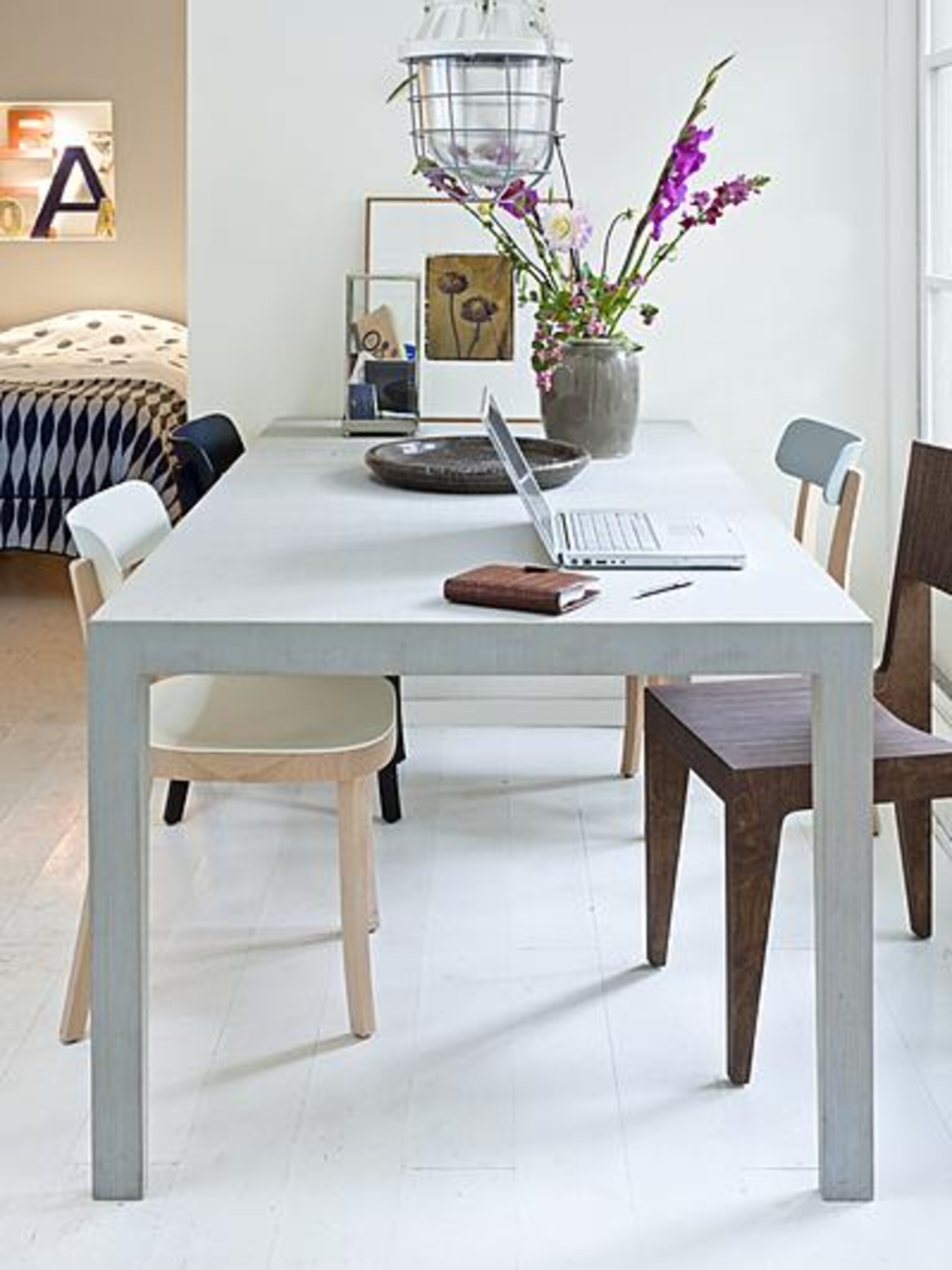 een grote lichtgrijze tafel de plek om te eten en werken