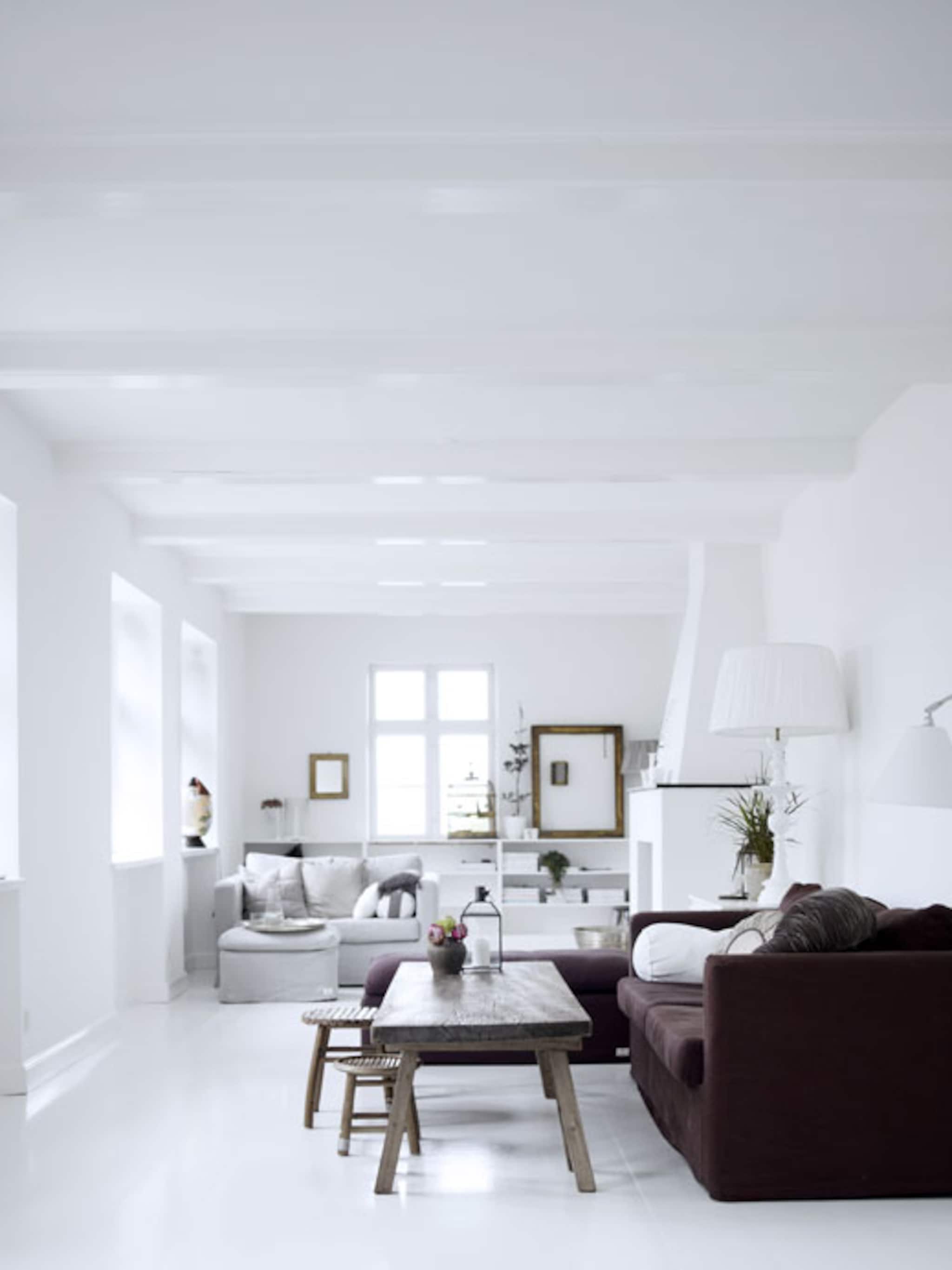 witte woonkamer met aardetinten
