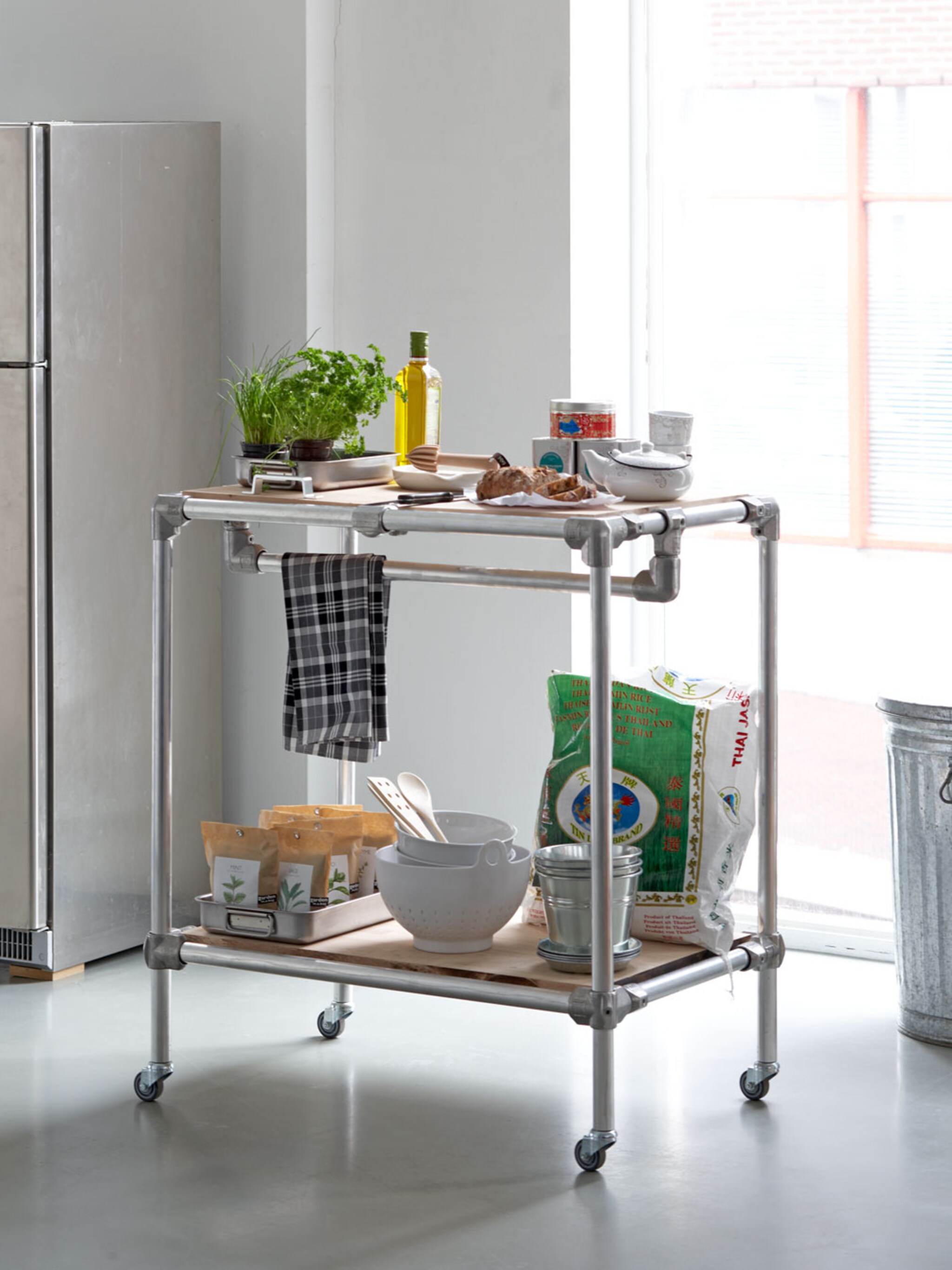 hulp nodig in de keuken maak een keukentrolley van steigerbuizen