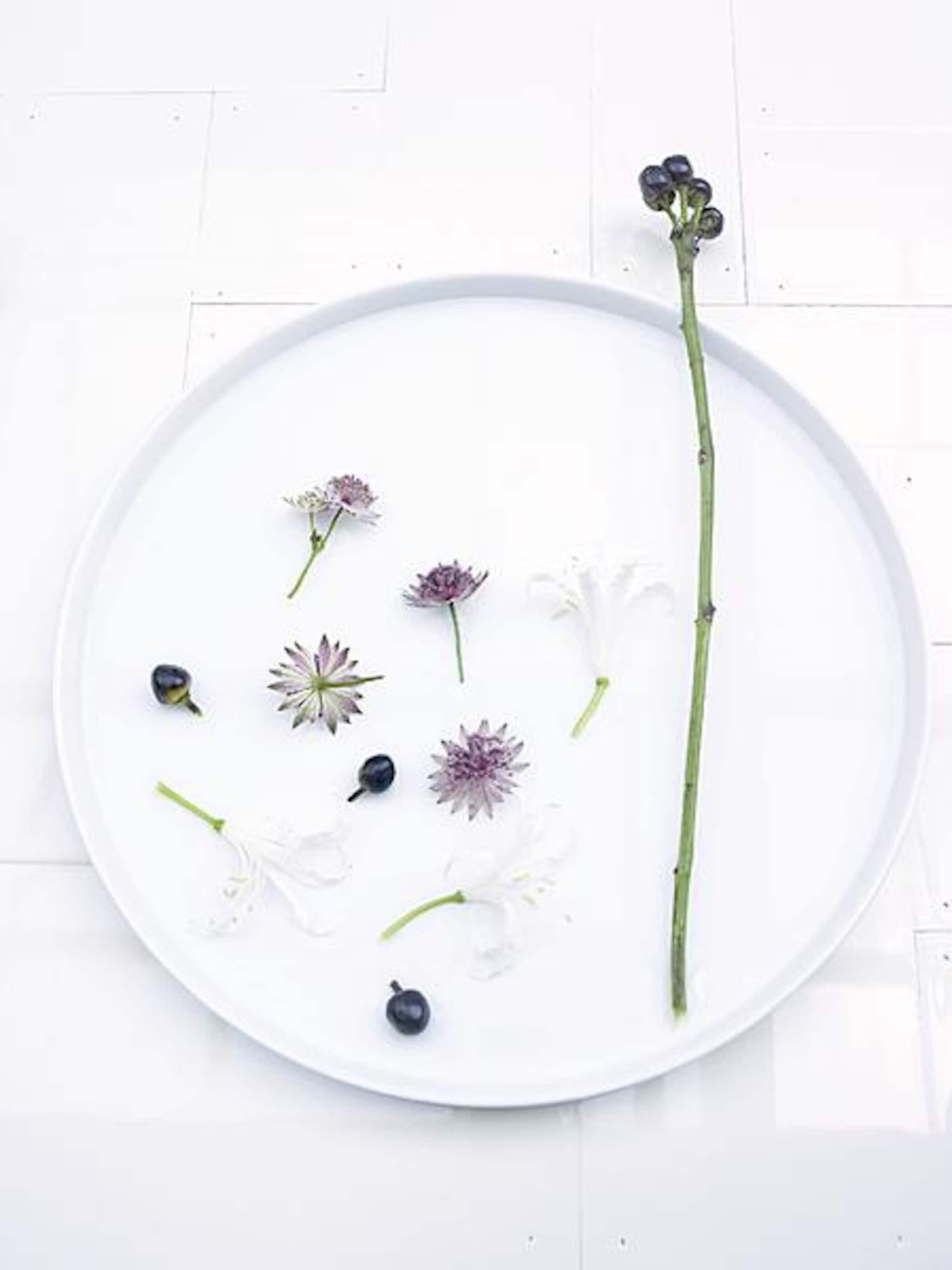 strooigoed bloemen op tafel