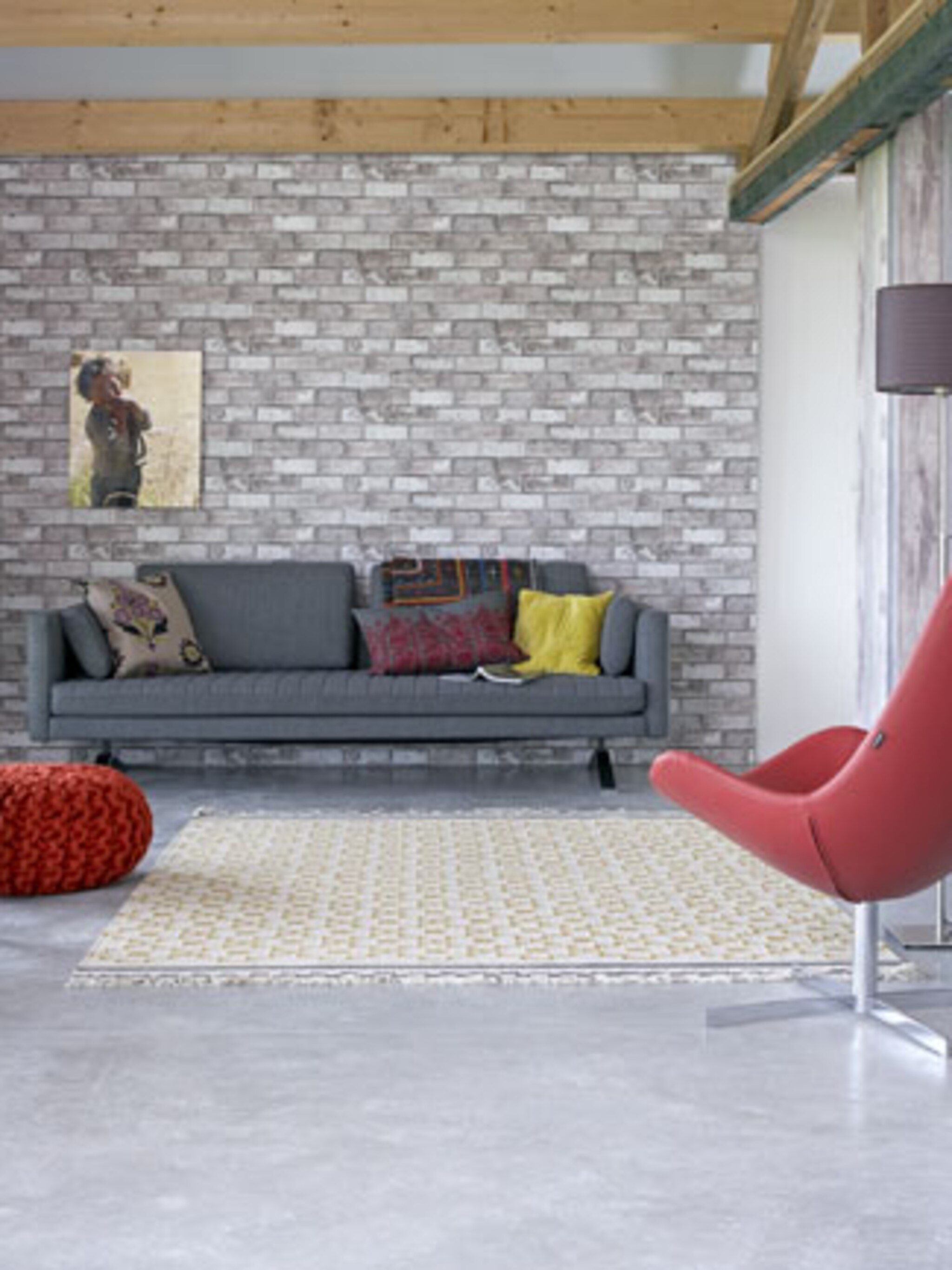 geef je woonkamer een loft look met dit behang
