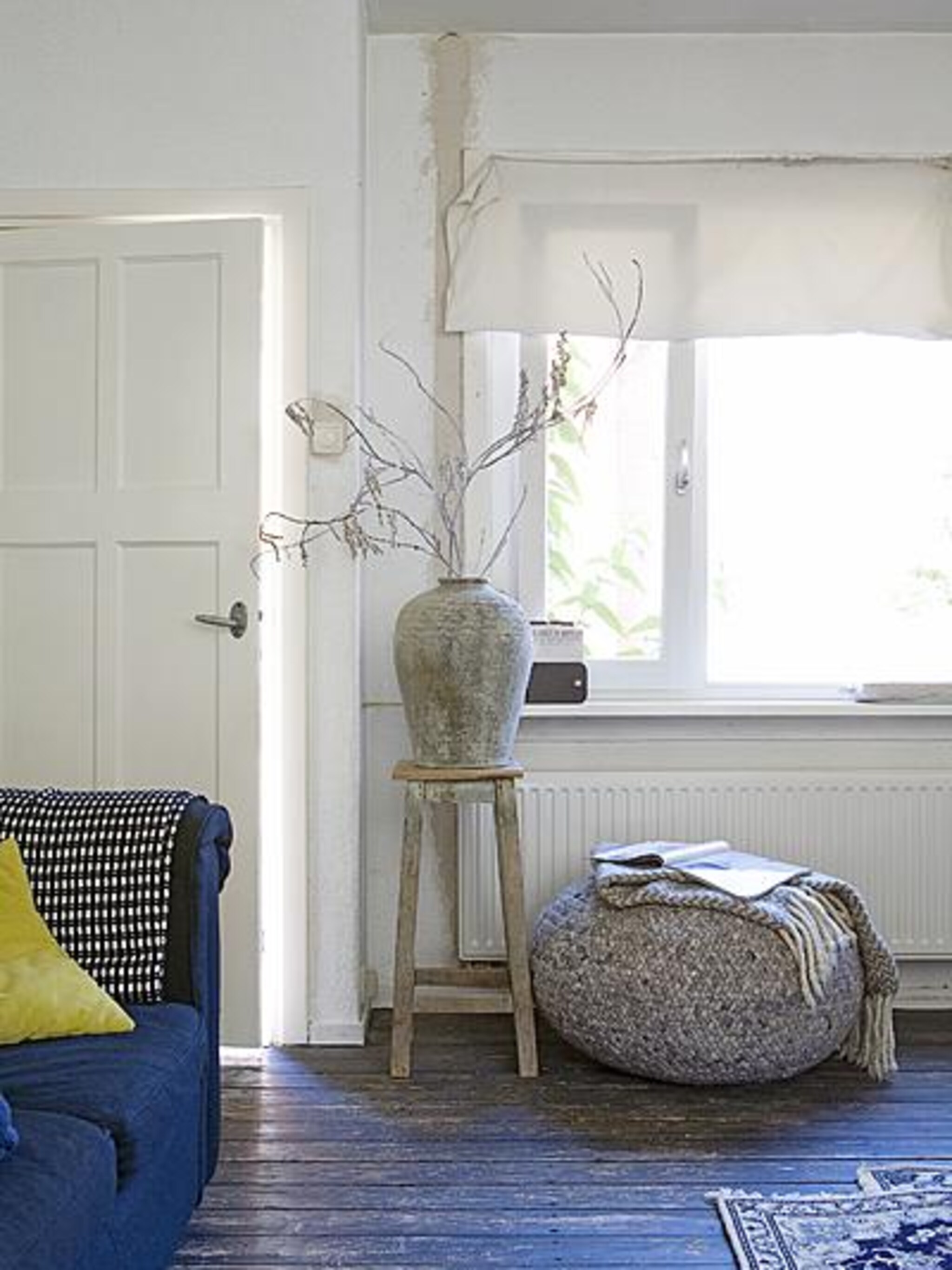 kijk een prachtige blauwe houten vloer