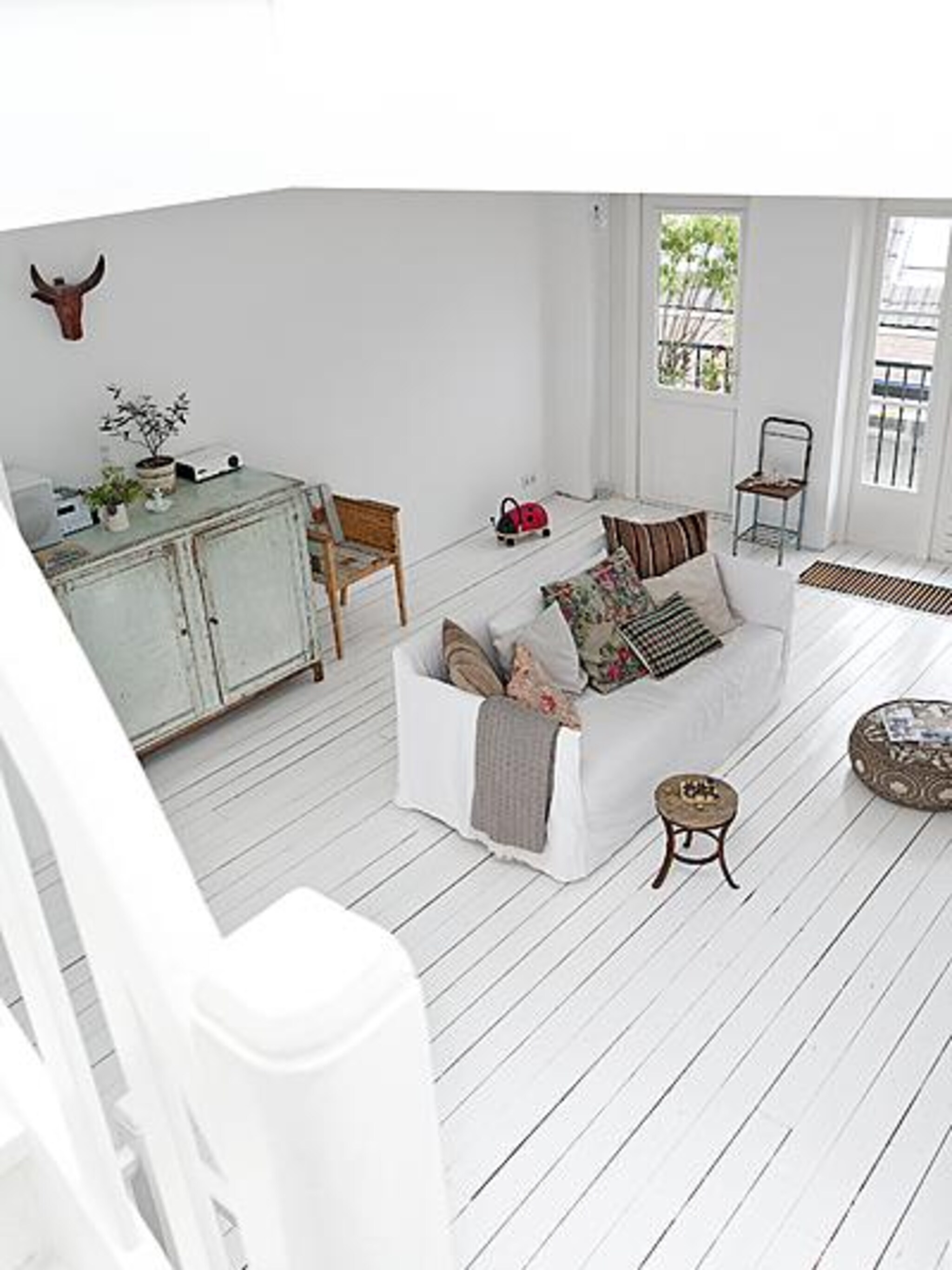witte woonkamer met brocante vondsten