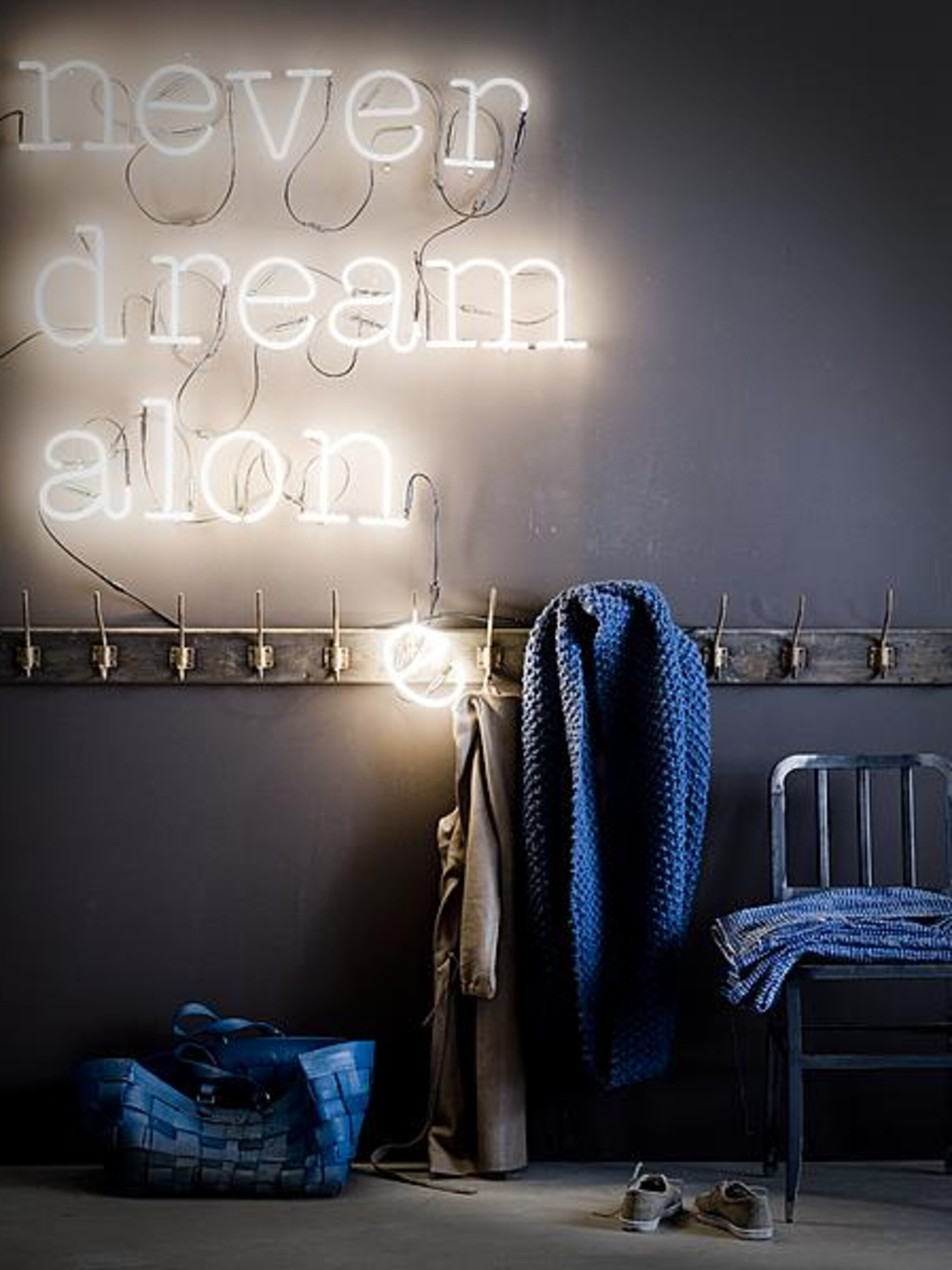 neonletters op bruine wand