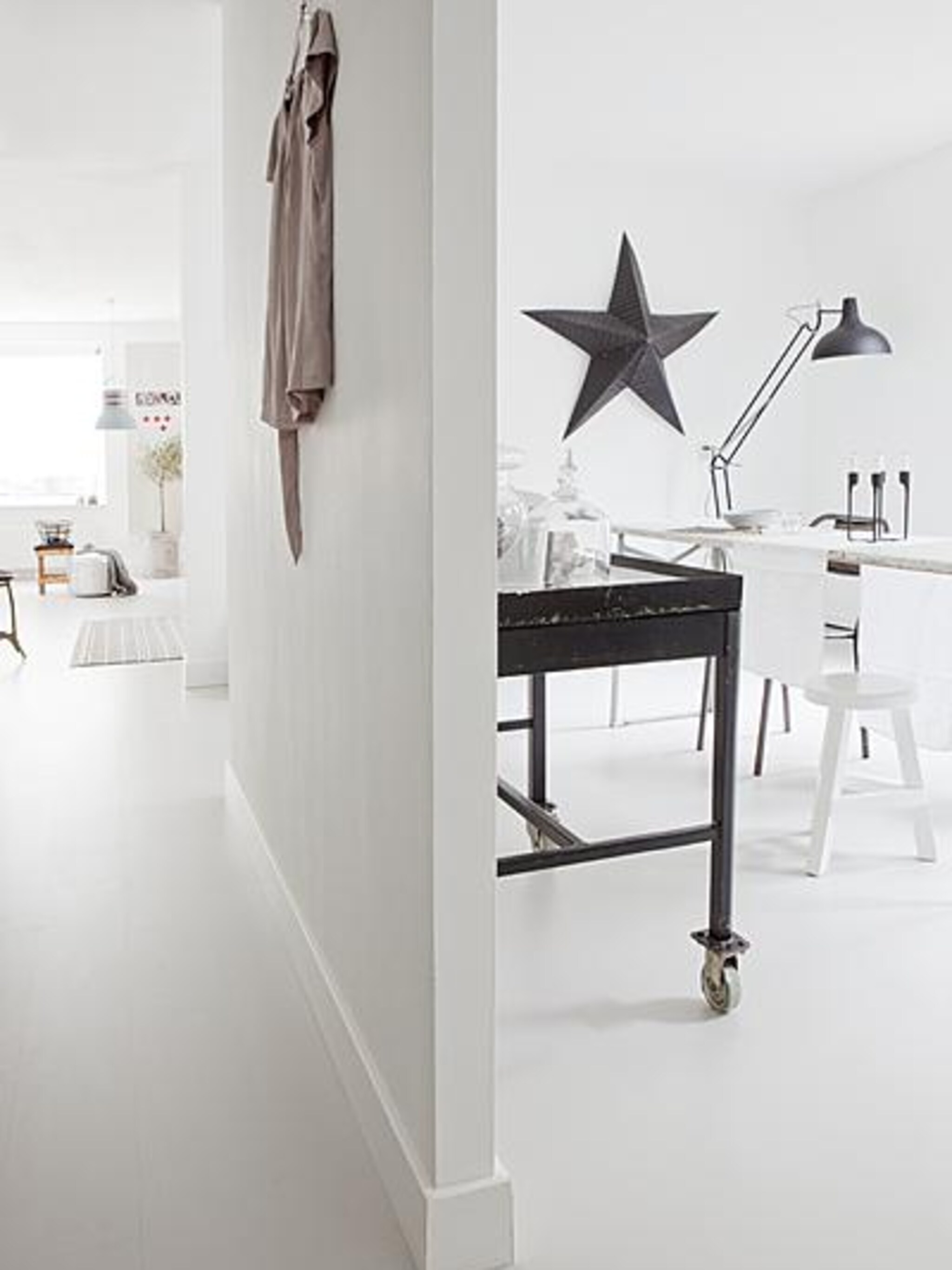 een ruimtelijk huis met een laminaatvloer