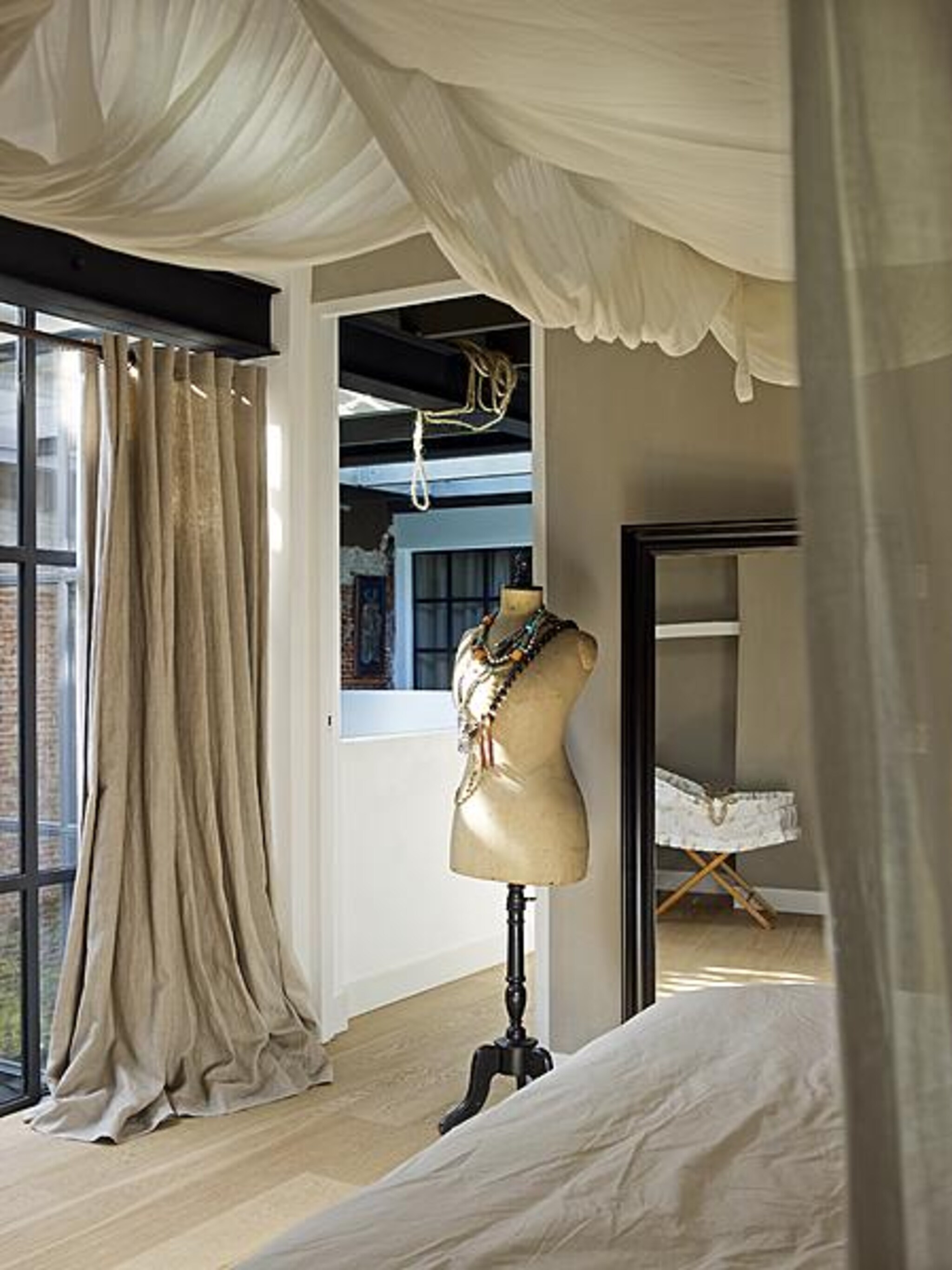 super de luxe hemelbed met gordijnen aan het plafond