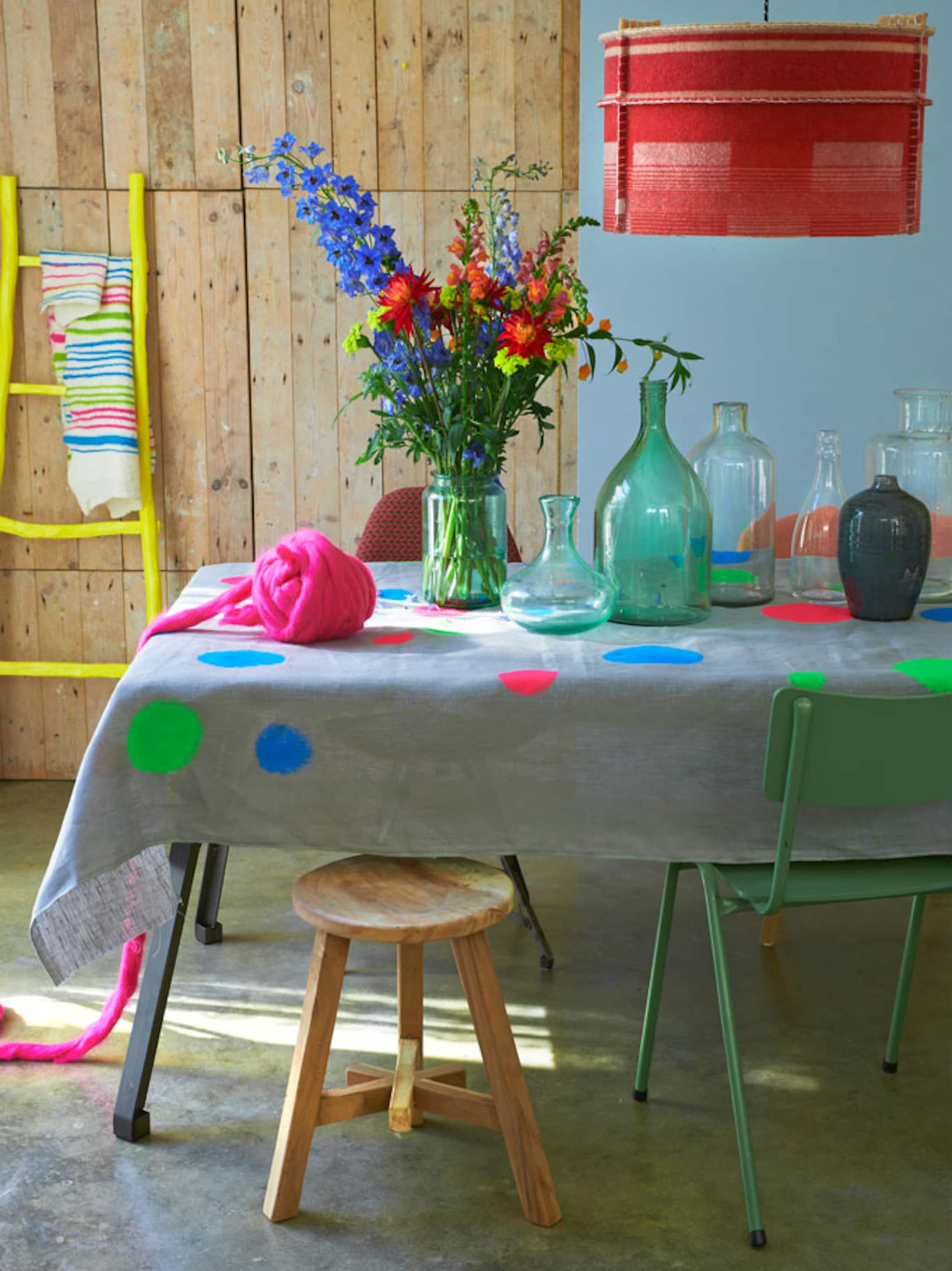 fluorescerend tafelkleed met stippen