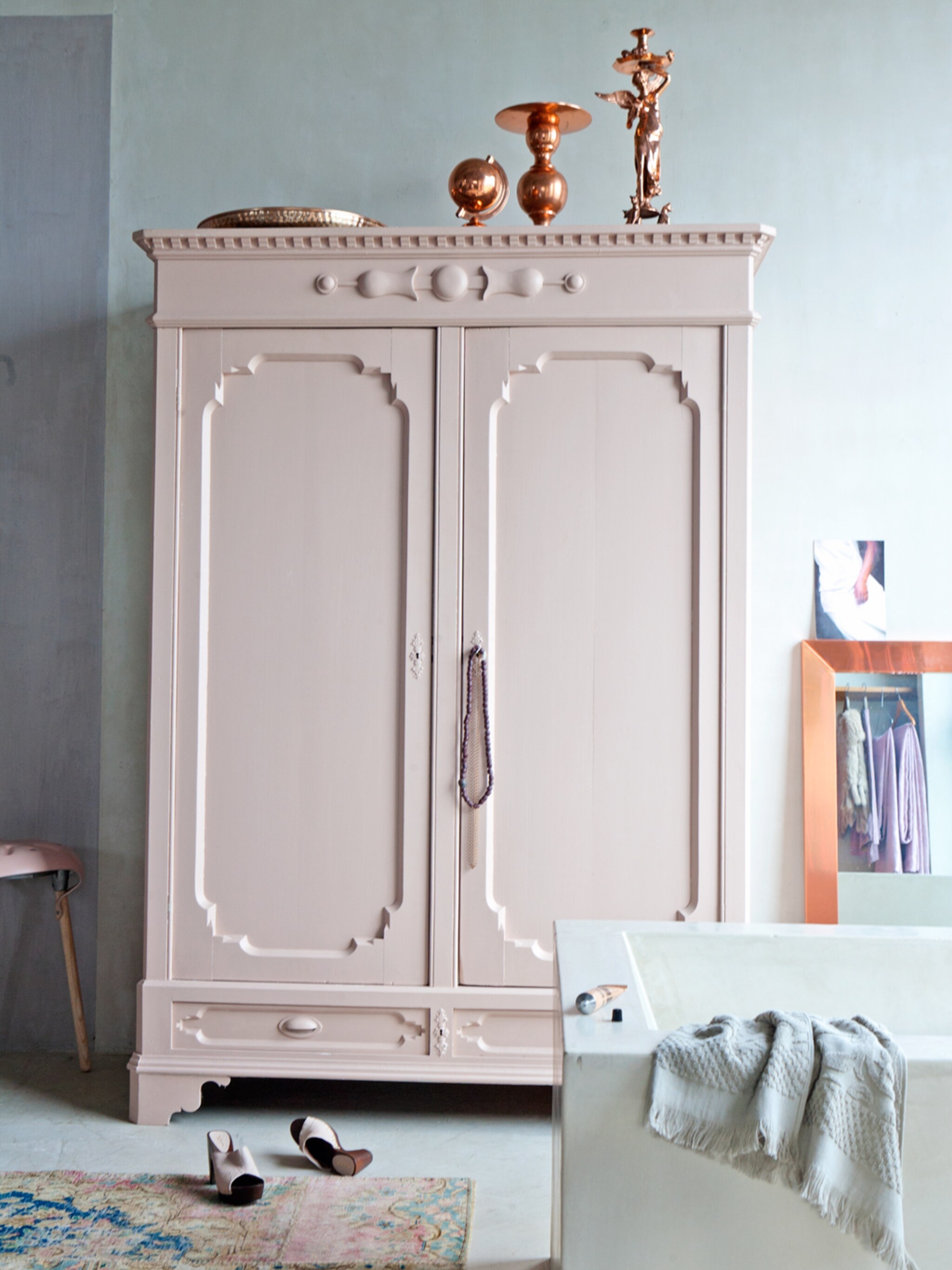 roze kledingkast met koperkleurig accent