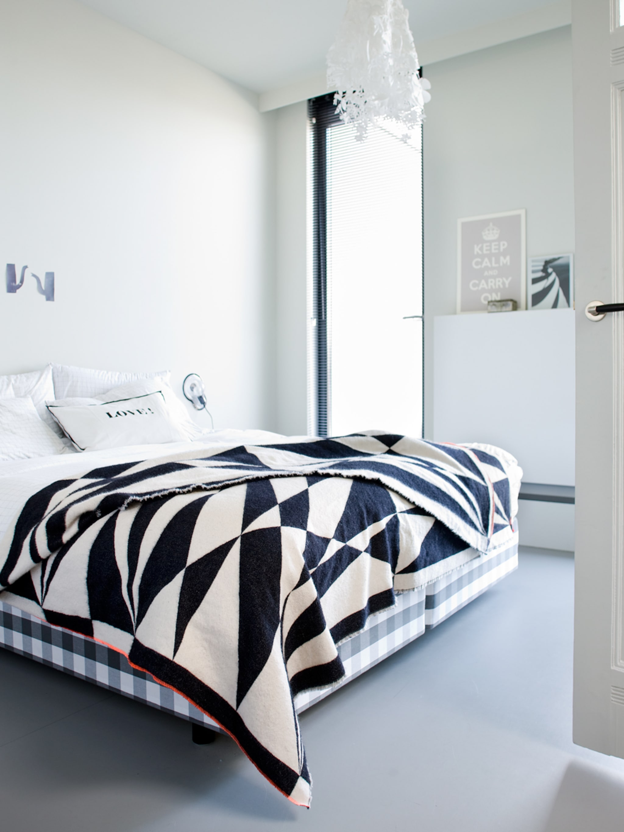 slaapkamer met zwart wit plaid