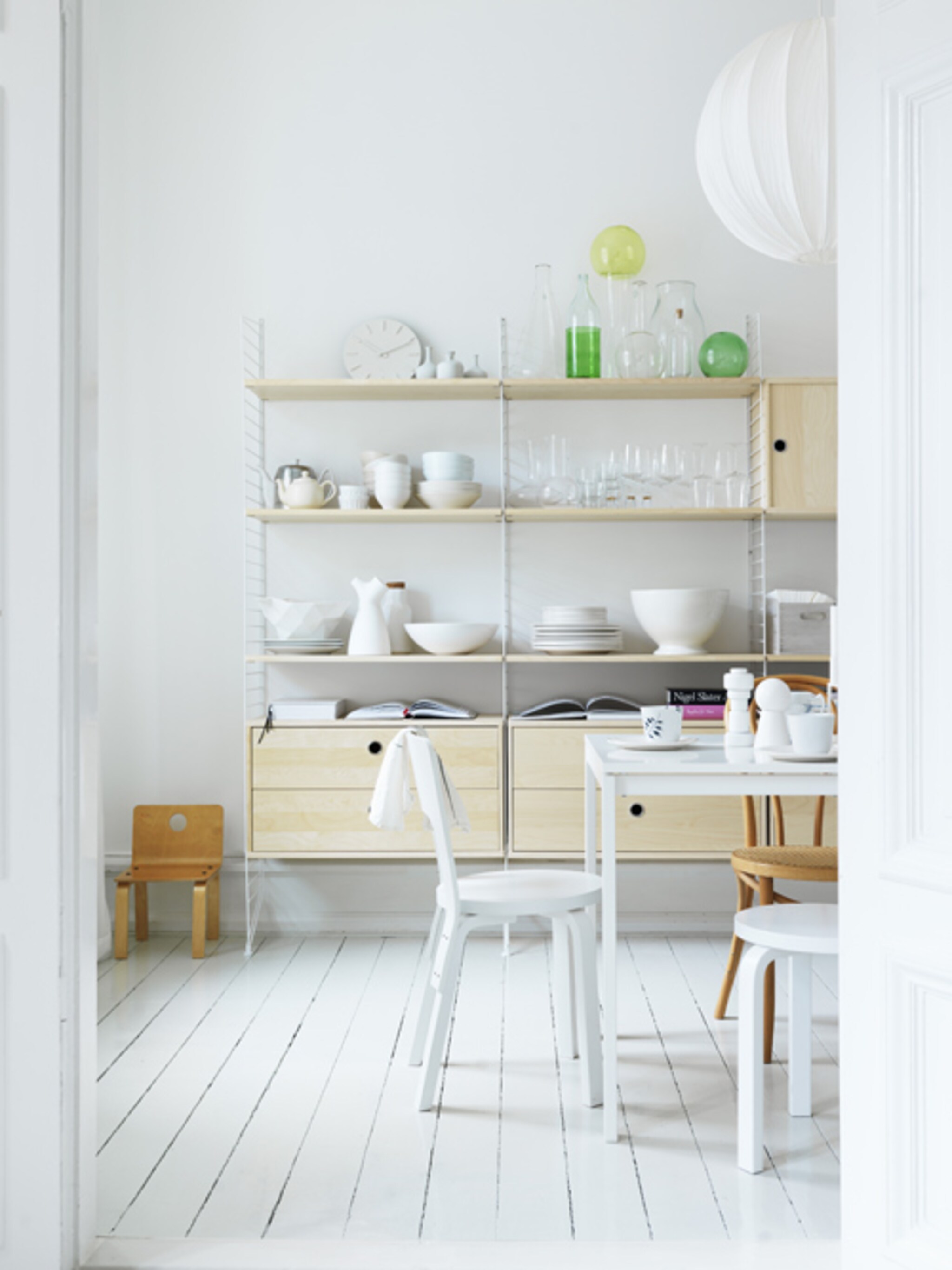 van wand naar opbergplek met stringfurniture