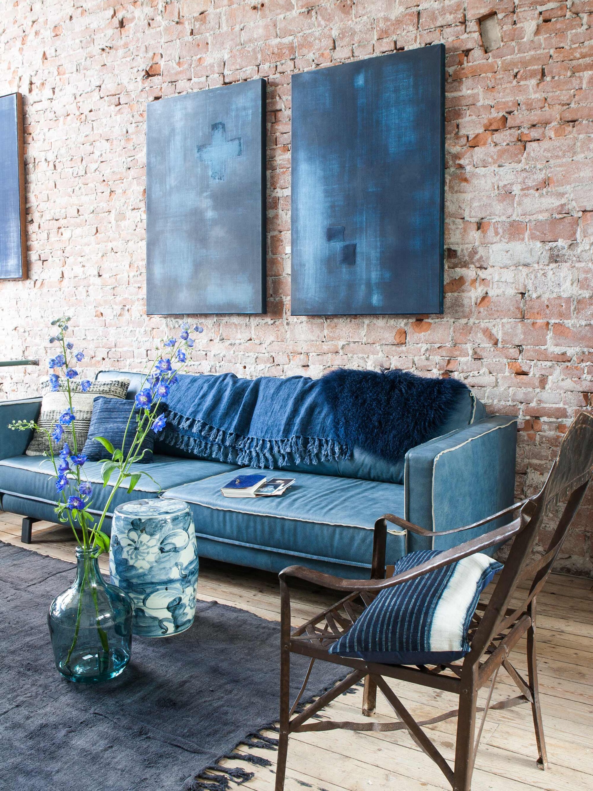 blauwe bank in een design woonkamer
