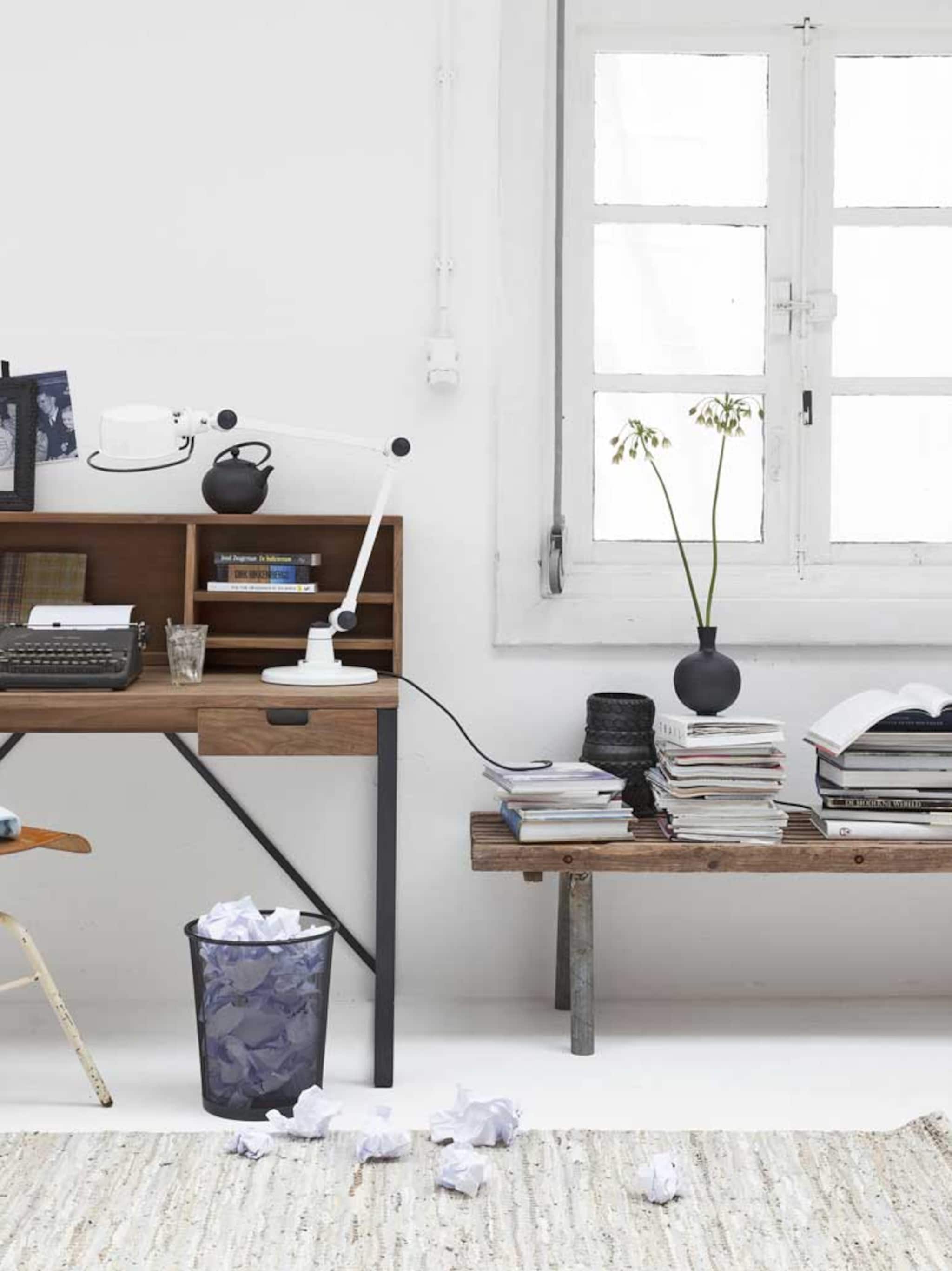 klassiek bureau in een modern interieur