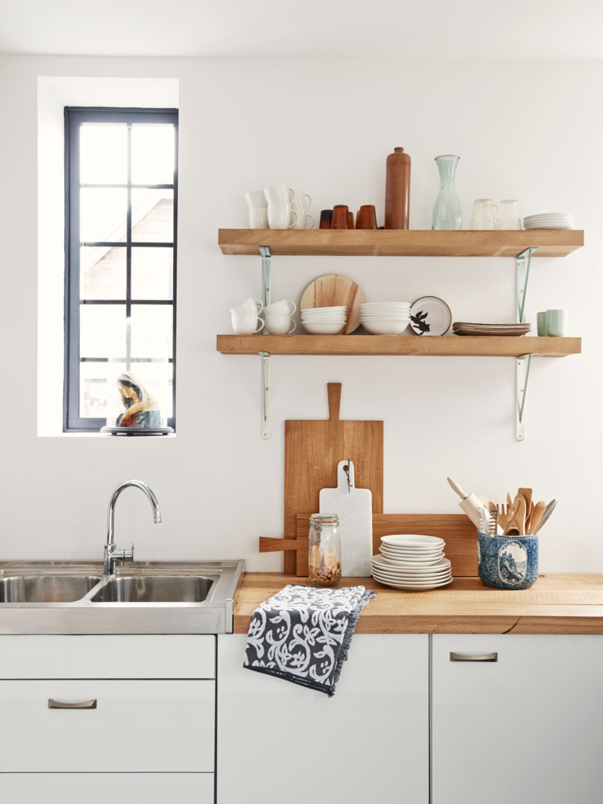 witte keuken met houten accenten