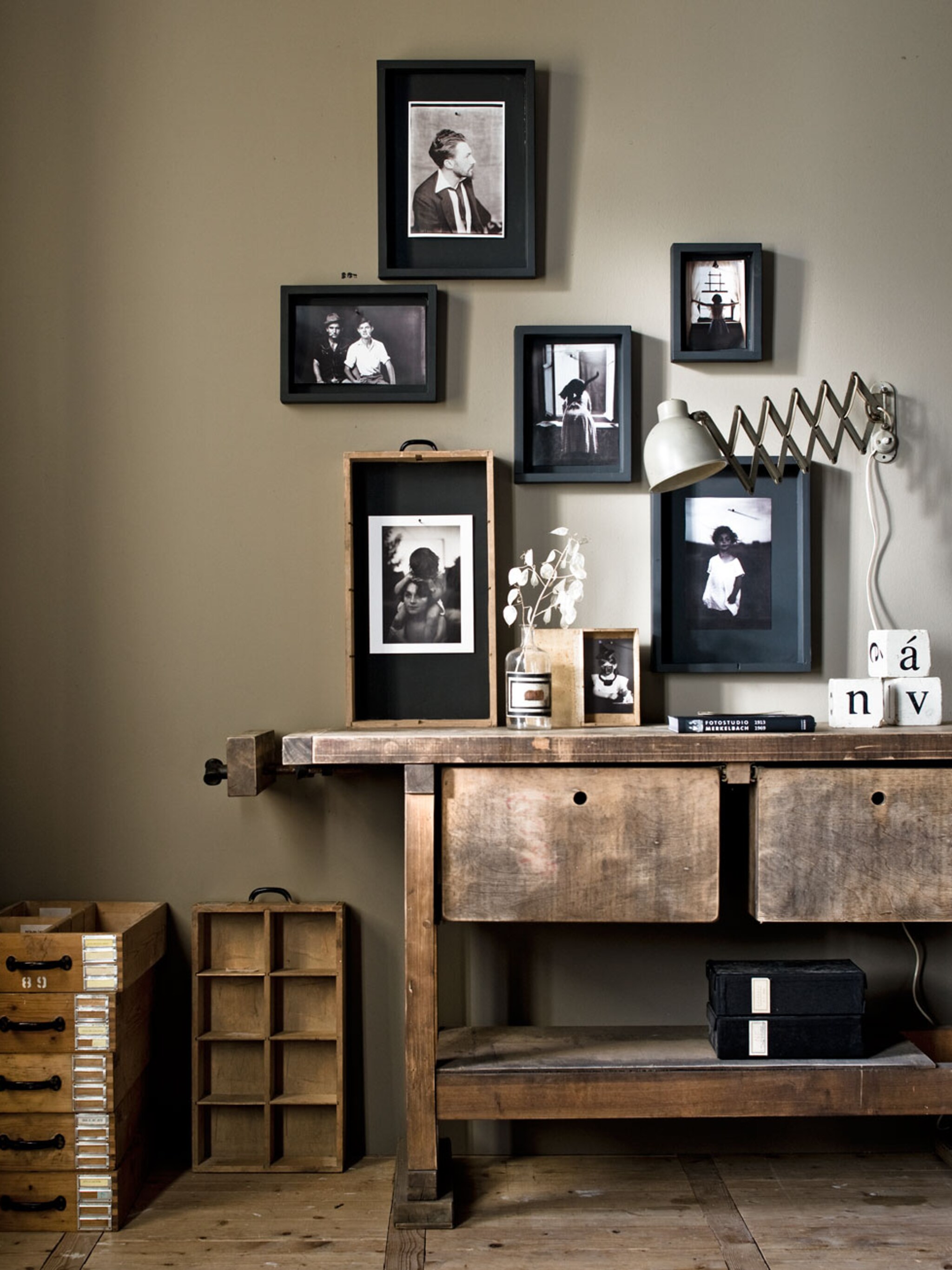 houten kistjes aan de muur voor foto s