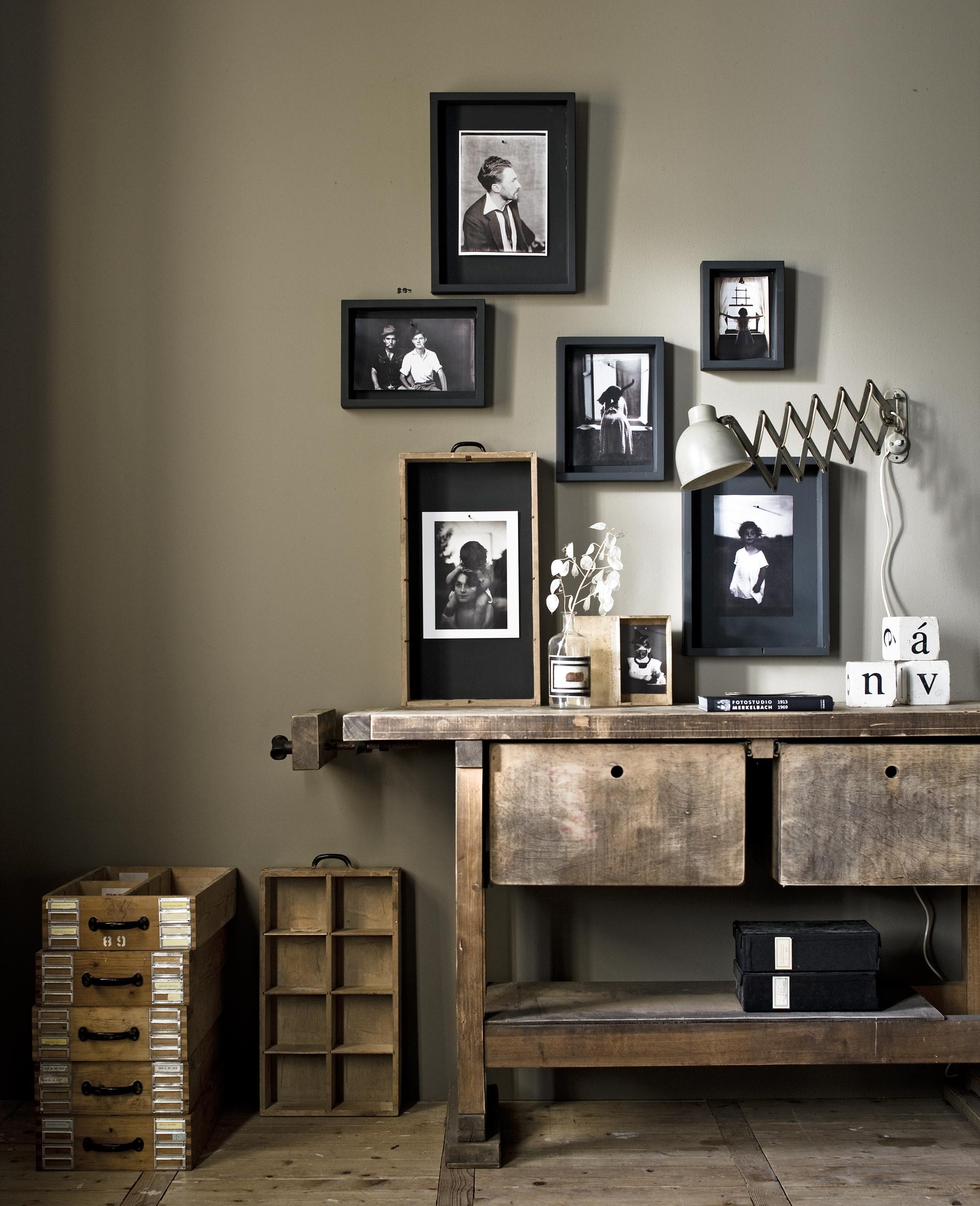 Oude werkbank, lades, kistjes (). Licht houten kistje, wandlamp, archiefdoos, blokken met letters (). Fles (). Muurverf Silt nr. 40 Absolute Matt Emulsion van The Little Greene ().