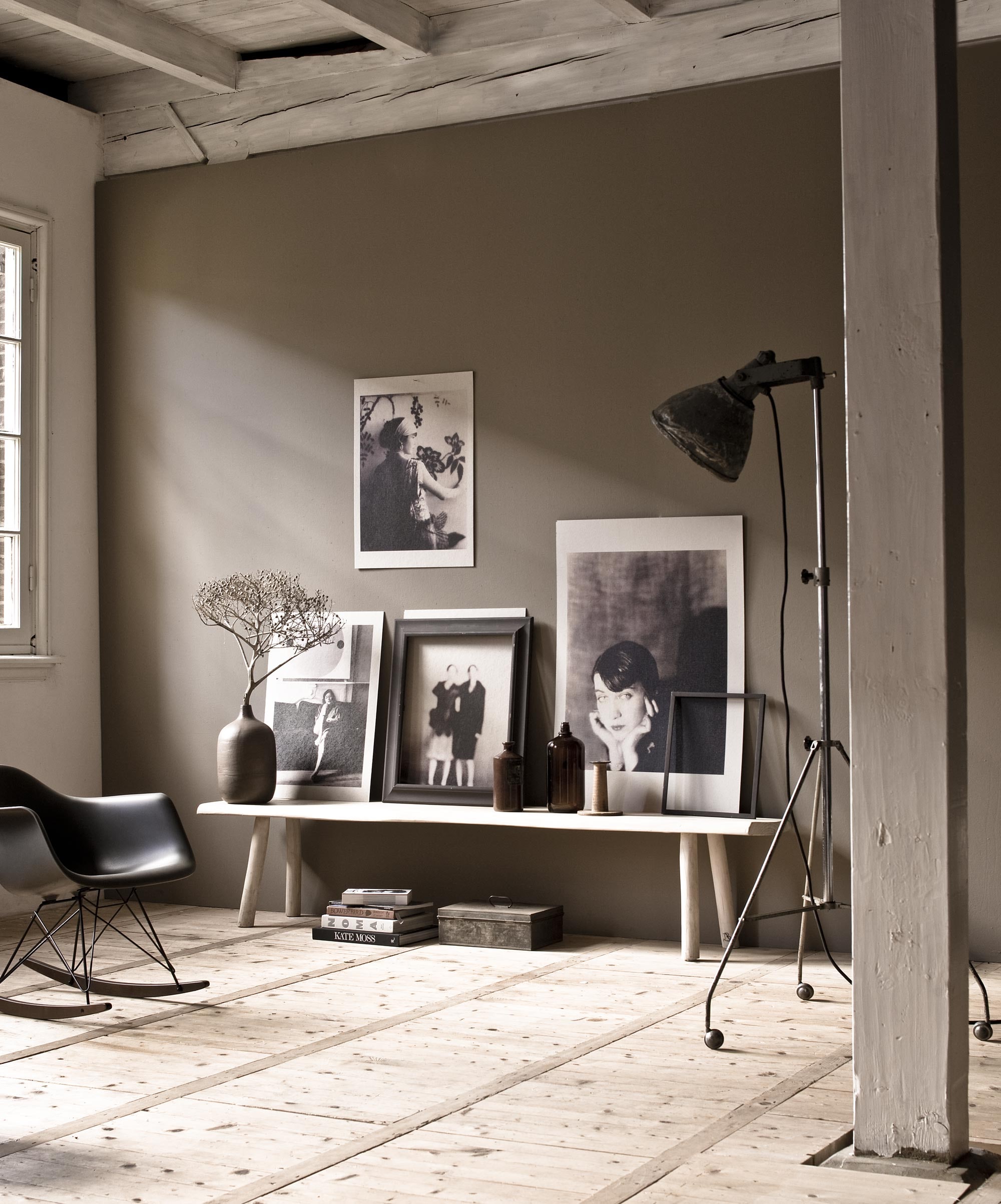 Foto’s verzameld op Pinterest en geprint op karton (). Boek New Dutch Photography Talent 2013 (). Boek Kate Moss (). Houten bank, Eames schommelstoel RAR (). Grote vaas links, klosje, metalen geldkist (). Lamp, bruine fles van aardewerk, glazen fles (). Lijsten (Kringloopwinkel). Muurverf Silt nr. 40 Absolute Matt Emulsion van The Little Greene ().