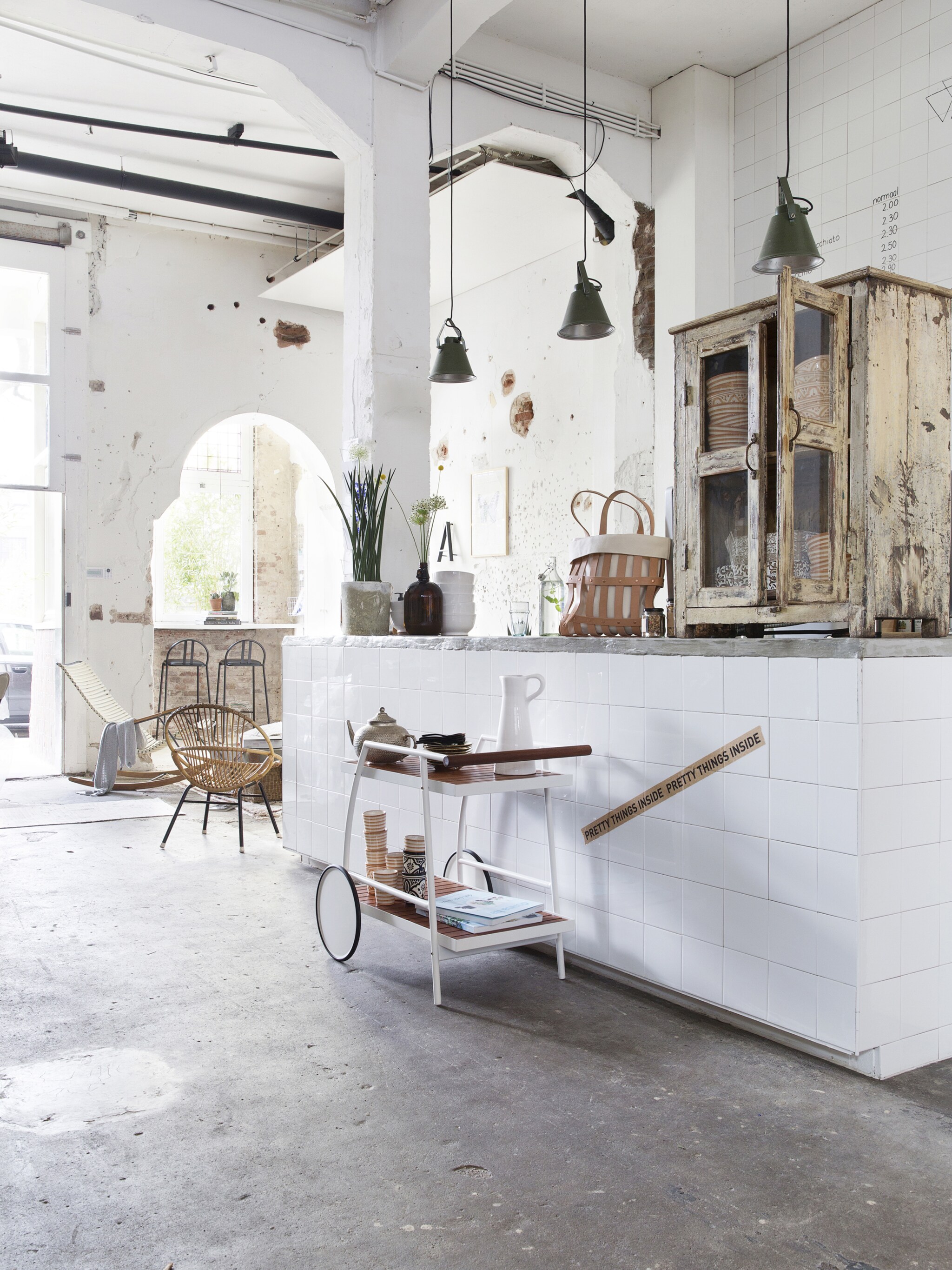 witte keuken in de sfeer van een strandhuis