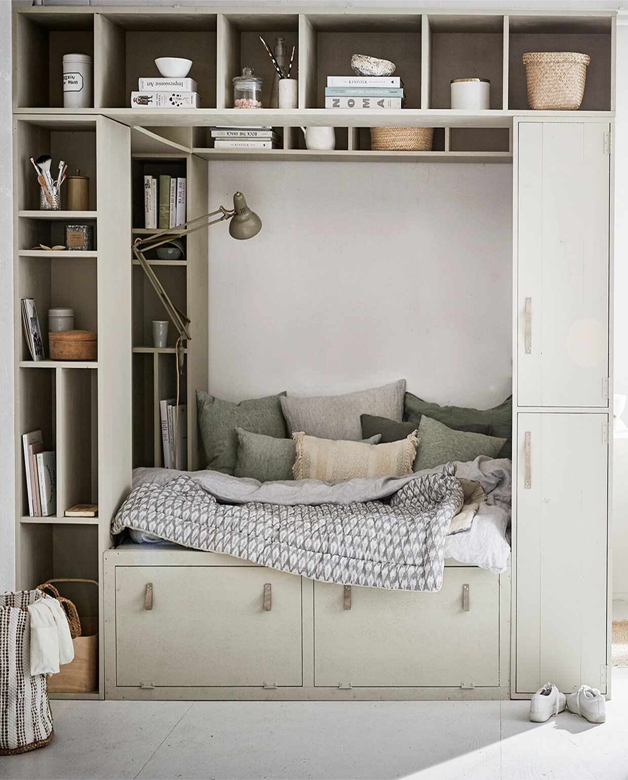 Grote kast en bedombouw zijn op maat gemaakt, prijs op aanvraag (Combitex). De kast is geschilderd in de kleur Bone van Farrow &amp; Ball, per 0,75 liter € 44,- (De Ru). Linnen kussen Jade Green van By Mölle, 60×60 cm € 57,80, linnen kussen Jade Moss Green van By Mölle, 50×50 cm € 49,55, linnen kussen Jade Green van By Mölle, 50×50 cm € 49,55 (vtwonen.nl). Linnen kussens groen en grijs, 50×70 cm per stuk € 39,95, witte porseleinen potten met deksel en etiket per stuk € 35,-, houten ronde doos € 75,- (De Weldaad). Vloerkleed 60×90 cm € 23,65, wit met zandkleurige mand € 43,90, ecru kussen, 60×40 cm € 37,15 (Madam Stoltz). Gevoerde ikat sprei, 140×210 cm € 205,-, katoenen ikat kaftan € 73,85, marmeren zeepbakje op badplank € 12,31, marmeren beker in kast € 24,62 (Nordal). Stoel Butterfly van Ercol € 625,- (De Machinekamer). Ochtendjas gestreept € 69,99, witte wafeldoek, 90×150 cm € 25,99, grijze handdoek, 90×150 cm € 35,99 (Zara Home). Vrijstaand bad Nijl, 170×75 cm € 1800,-, badplank € 240,- (Ton Scholten). Badborstel € 8,95, Loofah spons € 4,95 (Dille &amp; Kamille). Linnen dekbedovertrek in Misty grey, 220×240 cm € 239,-, kussensloop Misty Grey, 60×70 cm € 30,- (By Mölle). Witte beker € 8,65, wit kommetje in kast € 9,50, kan € 23,80 (Kitchen Trend Products). Ronde doos met goudkleurig deksel € 14,99, rieten mandjes in kast per stuk vanaf € 9,99 (H&amp;M Home). Tadelakt zandkleurig potje met deksel € 19,95 (Maison NL). JA | vtwonen 05-2018 | styling Cleo Scheulderman | fotografie Jeroen van der Spek