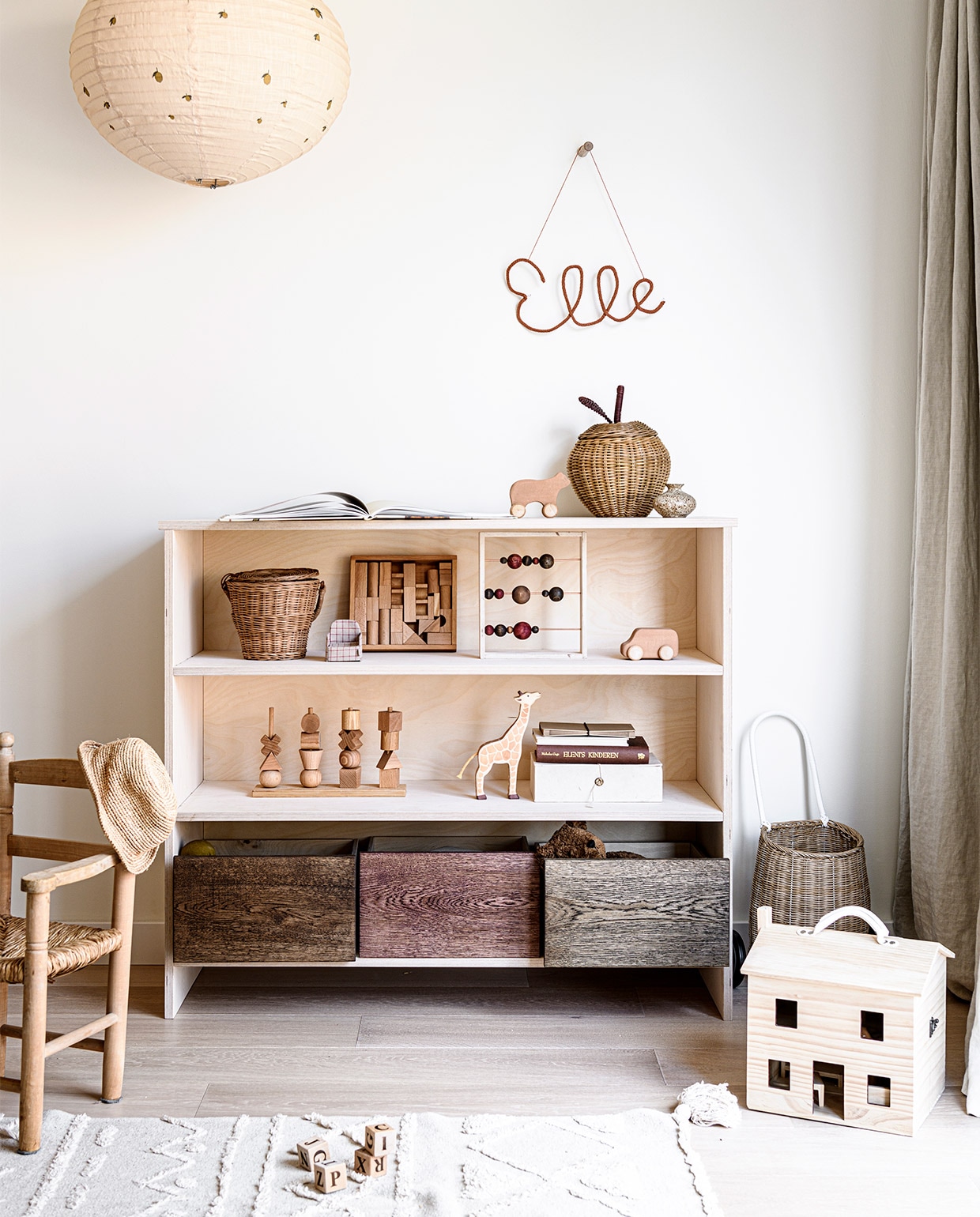 Knuffelbeer Floppy van Senger € 50,-, houten stacking toy van Wooden Story € 35,-, gevlochten mand op wielen van Olli Ella € 59,-, houten poppenhuis Holdie van Olli Ella € 89,- (archive-store.nl). Stoffen lampenkap met citroenprint van Konges Sløjd, 55×45 cm (Øxh) € 121,-, gevlochten mand Apple van Ferm Living € 39,- (lidor.nl). Gevlochten mand met hengsel van Olli Ella € 29,- (grasonderjevoeten.nl). Geruit mini-stoeltje van Maileg € 13,- (fishonthemoon.com). Houten speelgoed op wielen van Raduga Grez, beer € 24,-, auto € 24,- (repose-ams.com). Blokkenset van Wooden Story € 36,-, giraf van Holztiger € 14,95 (reigerenderaaf.nl). Papieren doos € 19,95 (suhka.nl). Telraam DIY-idee, zie blz. 63. Overig privébezit. JA | vtwonen special DIY 3 09-2021 | styling Kim van Rossenberg  | fotografie Sjoerd Eickmans
