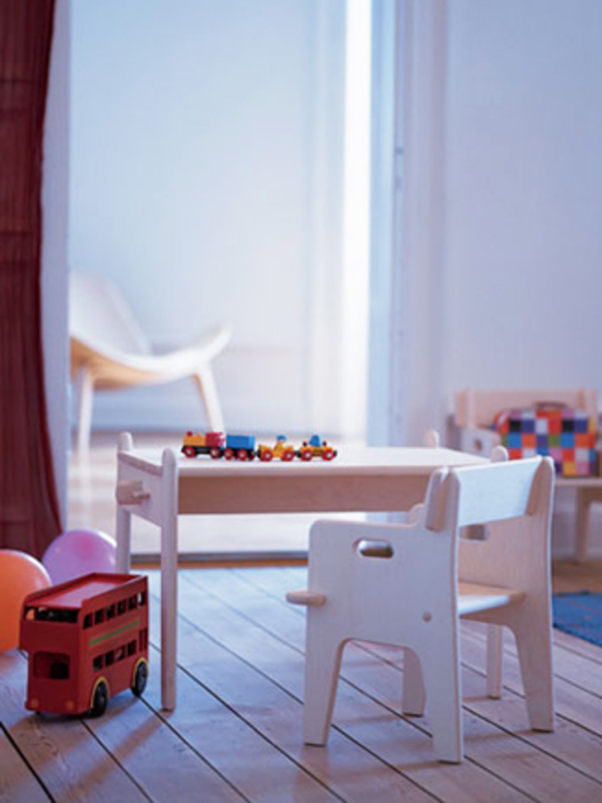 maak je kinderen blij met een eigen kindertafel en stoel