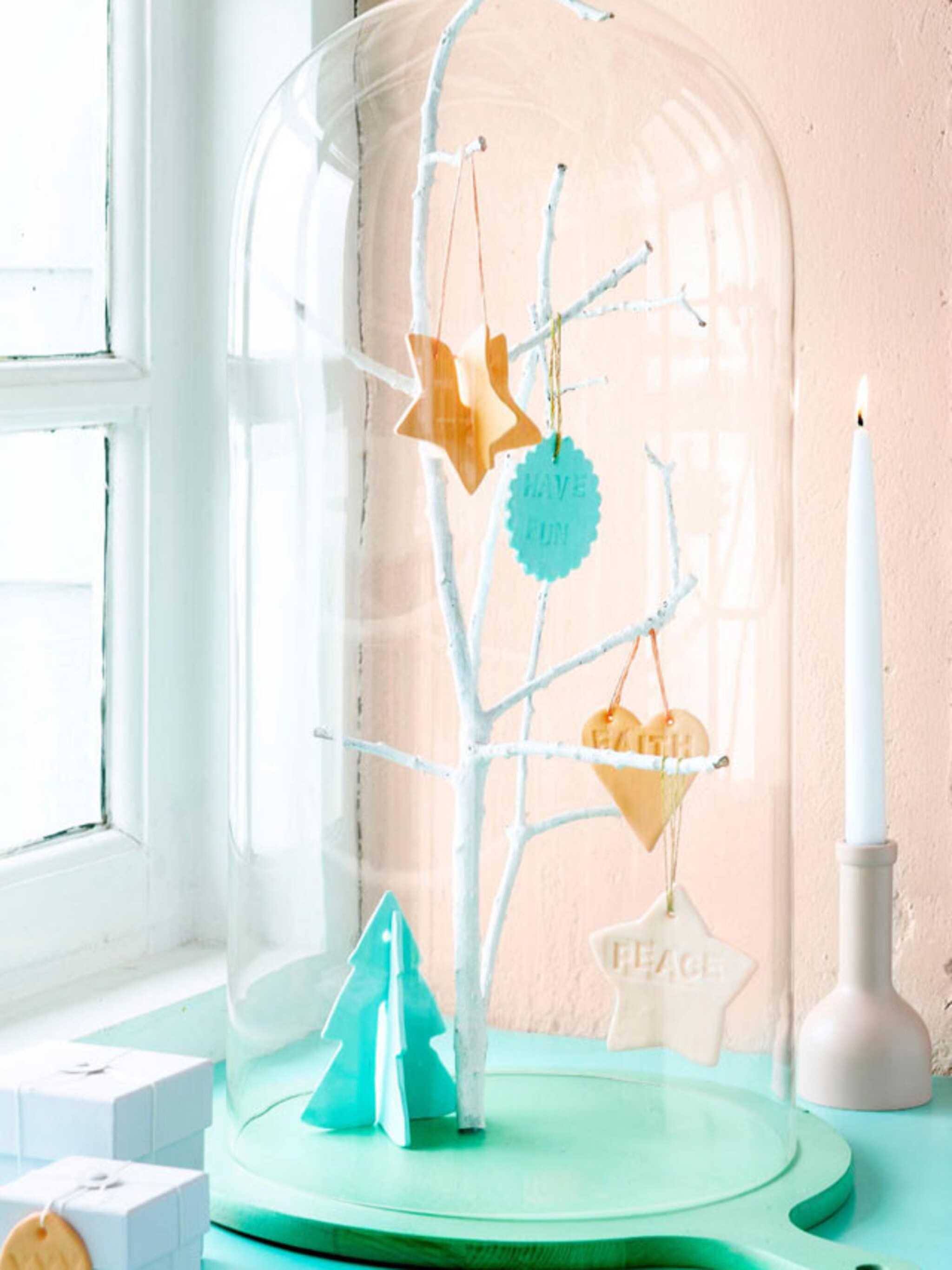 hangers van klei met lieve woorden