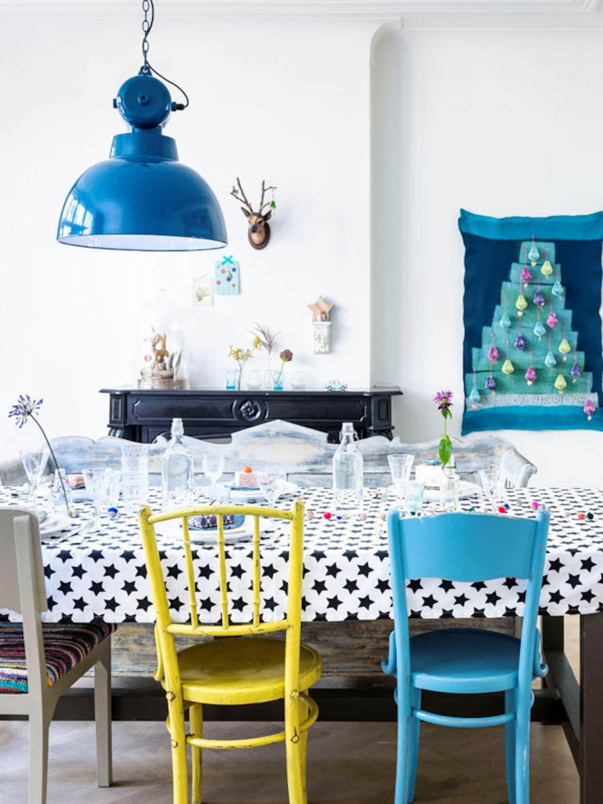 feestslinger van eikeldopjes en pompons