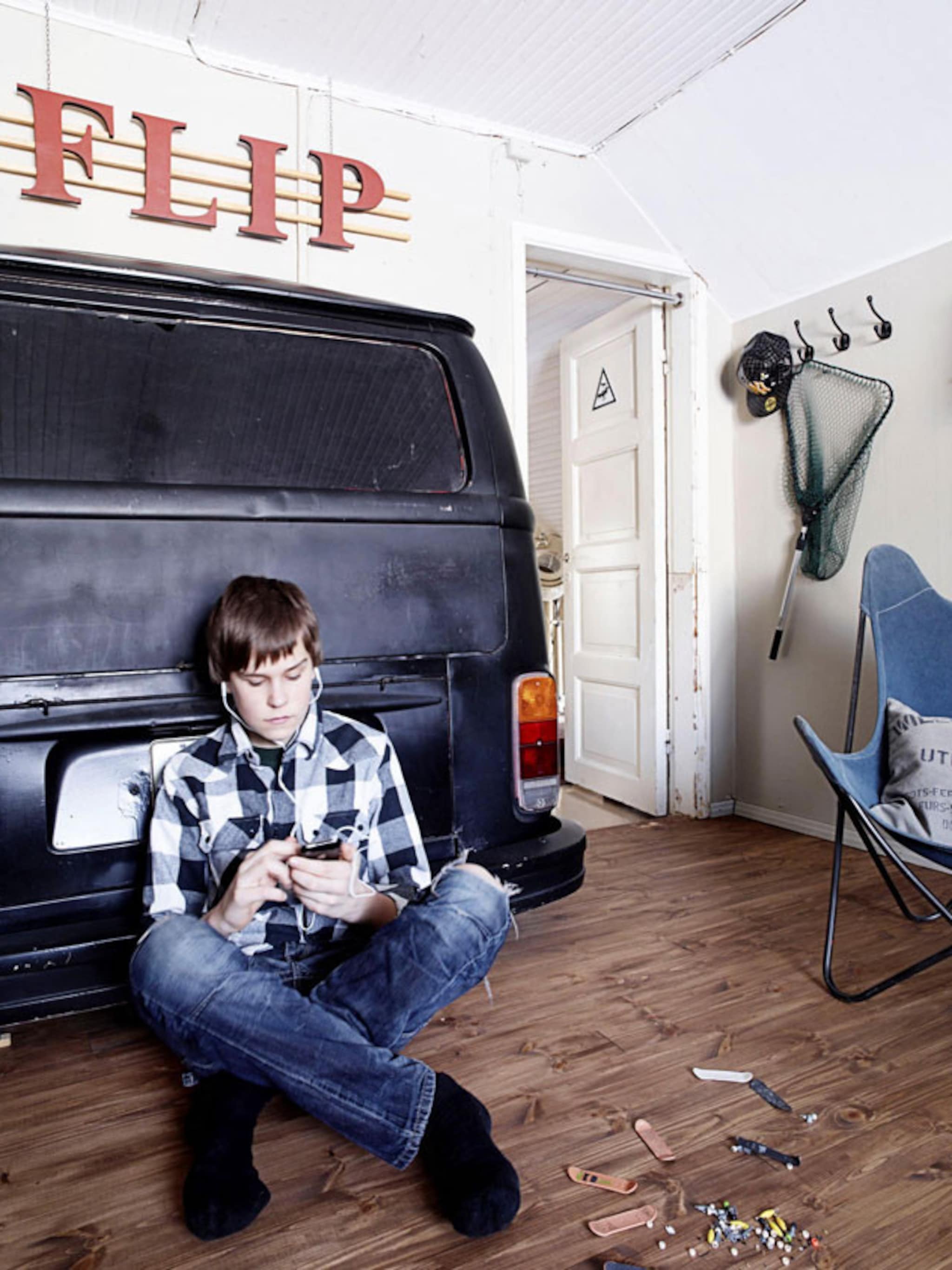 achterkant auto aan de wand