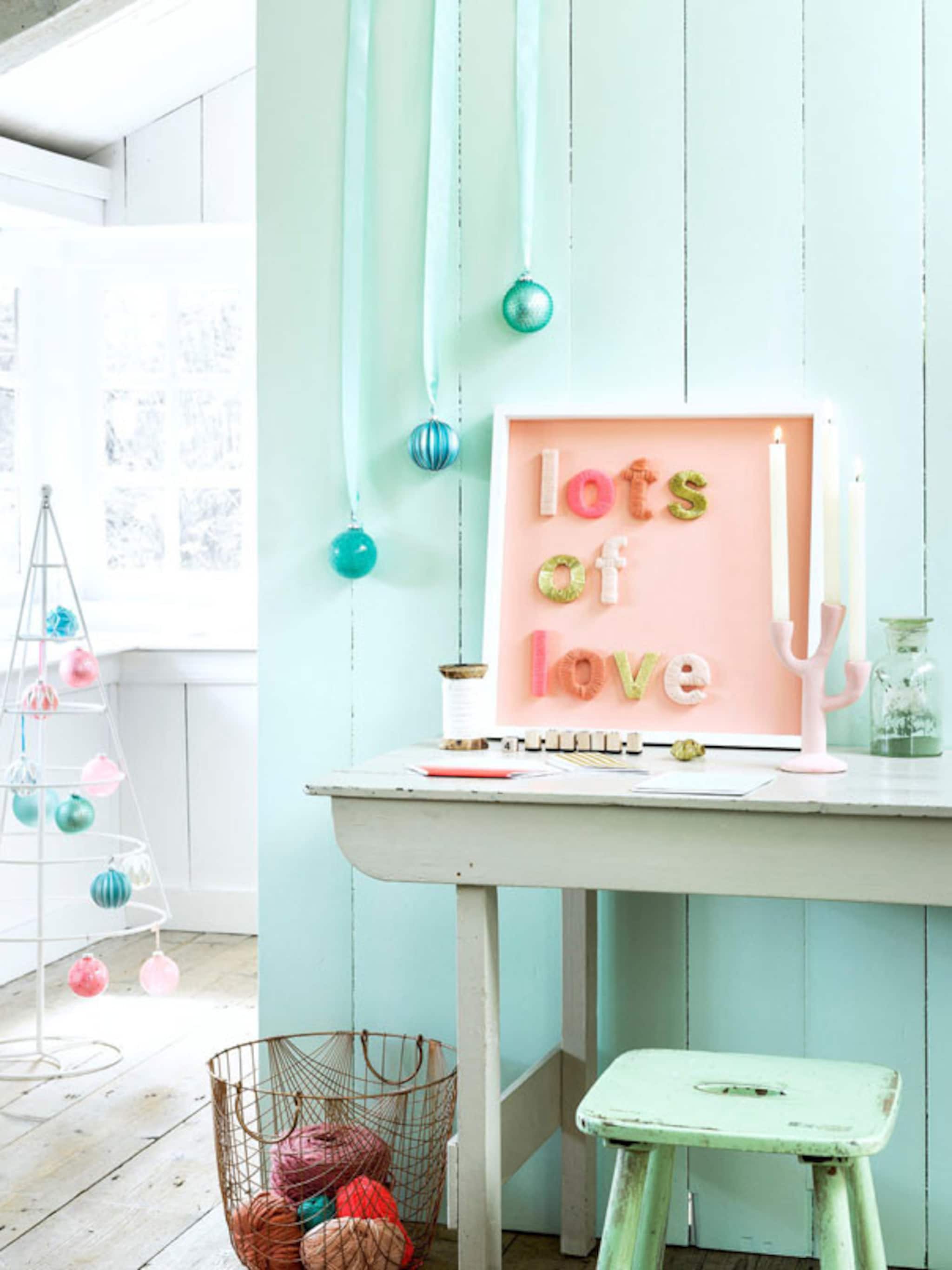 met woldraad omwonden letters