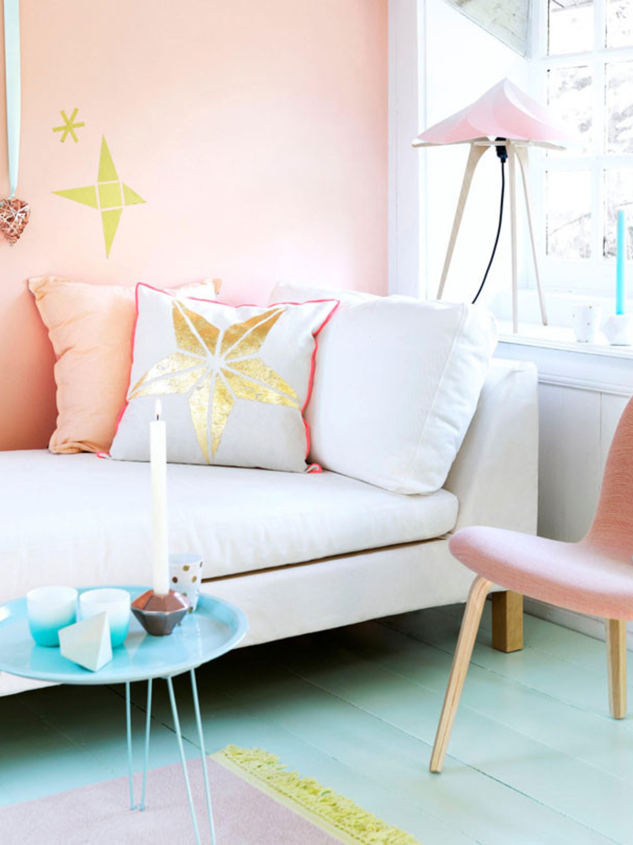 gouden applicatie op kussen