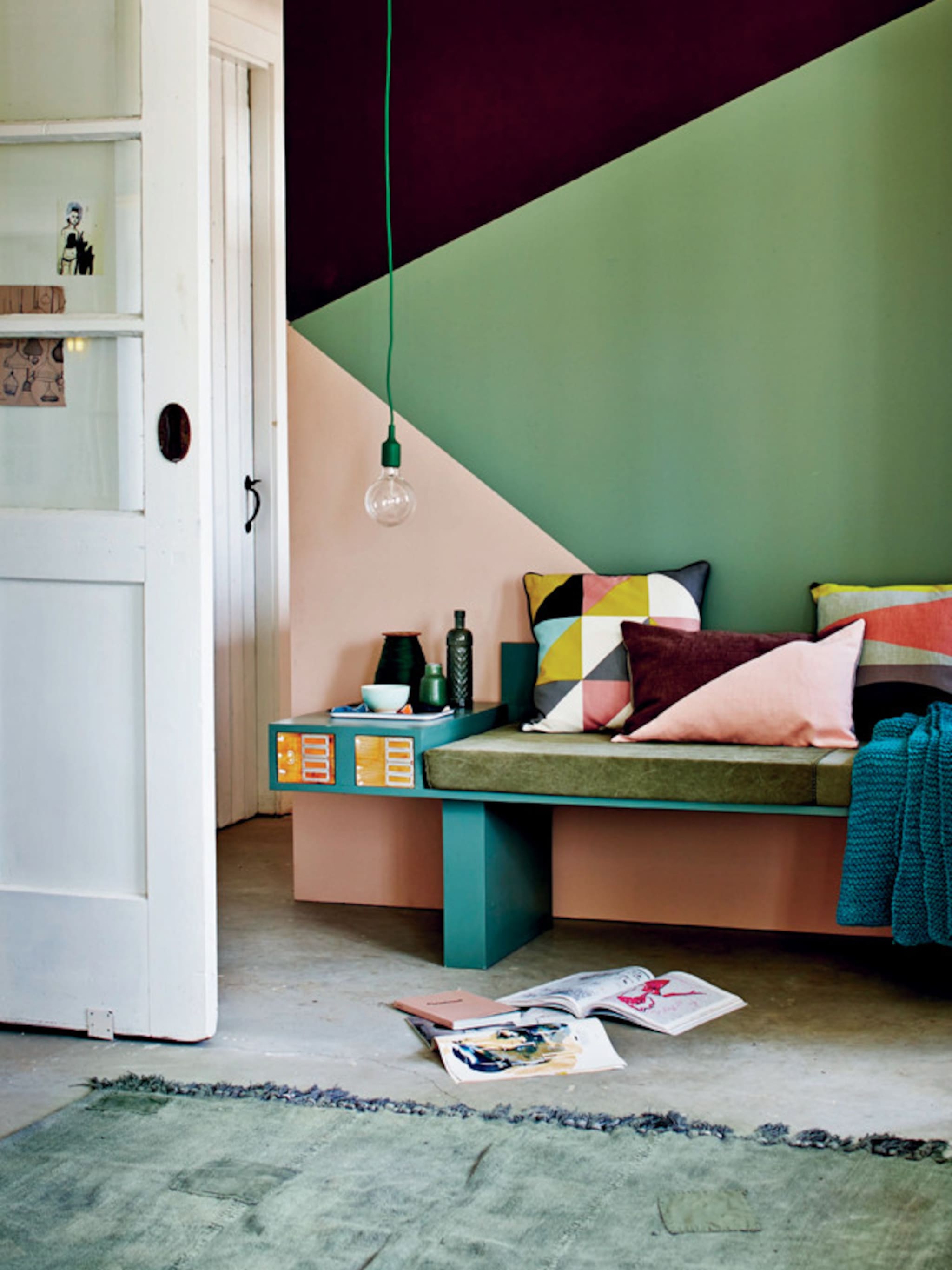 drie kleuren op de muur