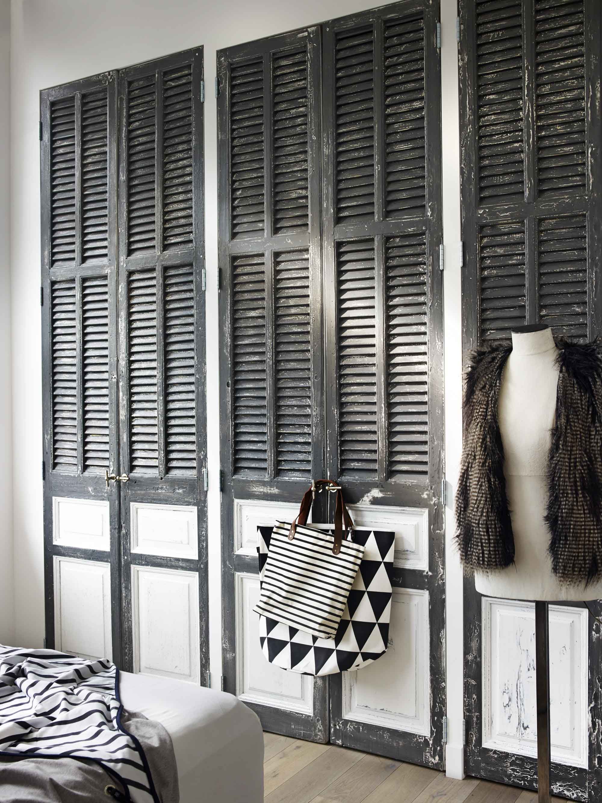 Oude louvredeuren zijn te vinden bij uitdragerijen en handels in oude bouwmaterialen, zoals Jan van IJken Oude Bouwmaterialen, Benko en Leen Oude Bouwmaterialen. Gestreepte plaid, 250×150 cm (). Gestreepte shopper, driehoekige tas van Ferm Living (). Paspop ().