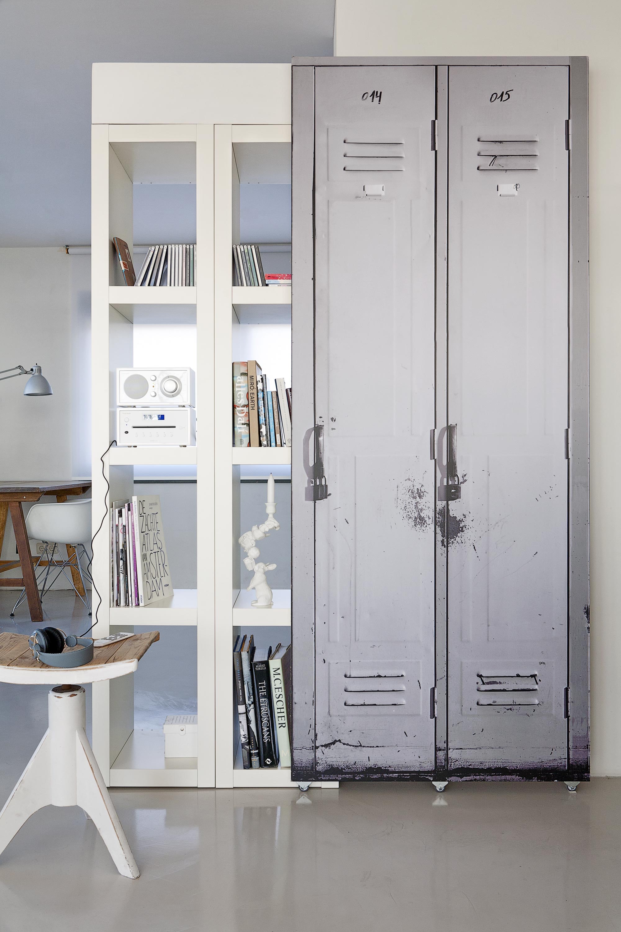 Tivoli cd-speler model cd frost white, radio frost white model one (). Koptelefoon (). Boekenkast Lack (). Muursticker locker bxl – 83×204 cm (niet meer verkrijgbaar bij muurstickerwinkel.nl; alternatief ). Wieltjes onder schuifwand (). Krukje, tafel (). Boeken (privébezit).,