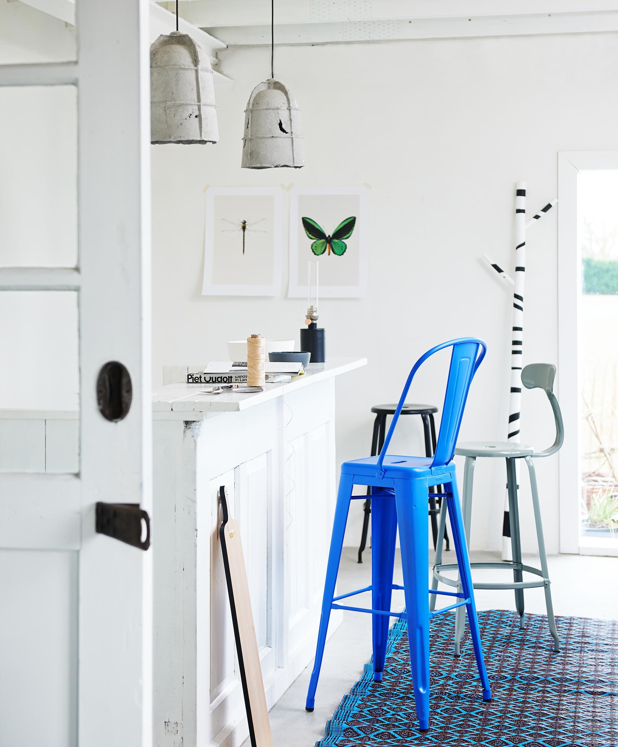 van Eternit,  van Tolix,  van Chaises Nicolle met rugleuning, 75 cm hoog,  van Chaises Nicolle, 75 cm hoog,  van Sophie Conran (Extra Vert). Poster van vlinder en libel, broodplank (). Olielamp Patina (). Grote witte kom Bamboo, kleine grijze kom Bamboo (Hema). Houten stok in wit met zwarte strepen ().  120×200 cm (Urbans and Indians). In de potten en balkonbak zit rozemarijn.
