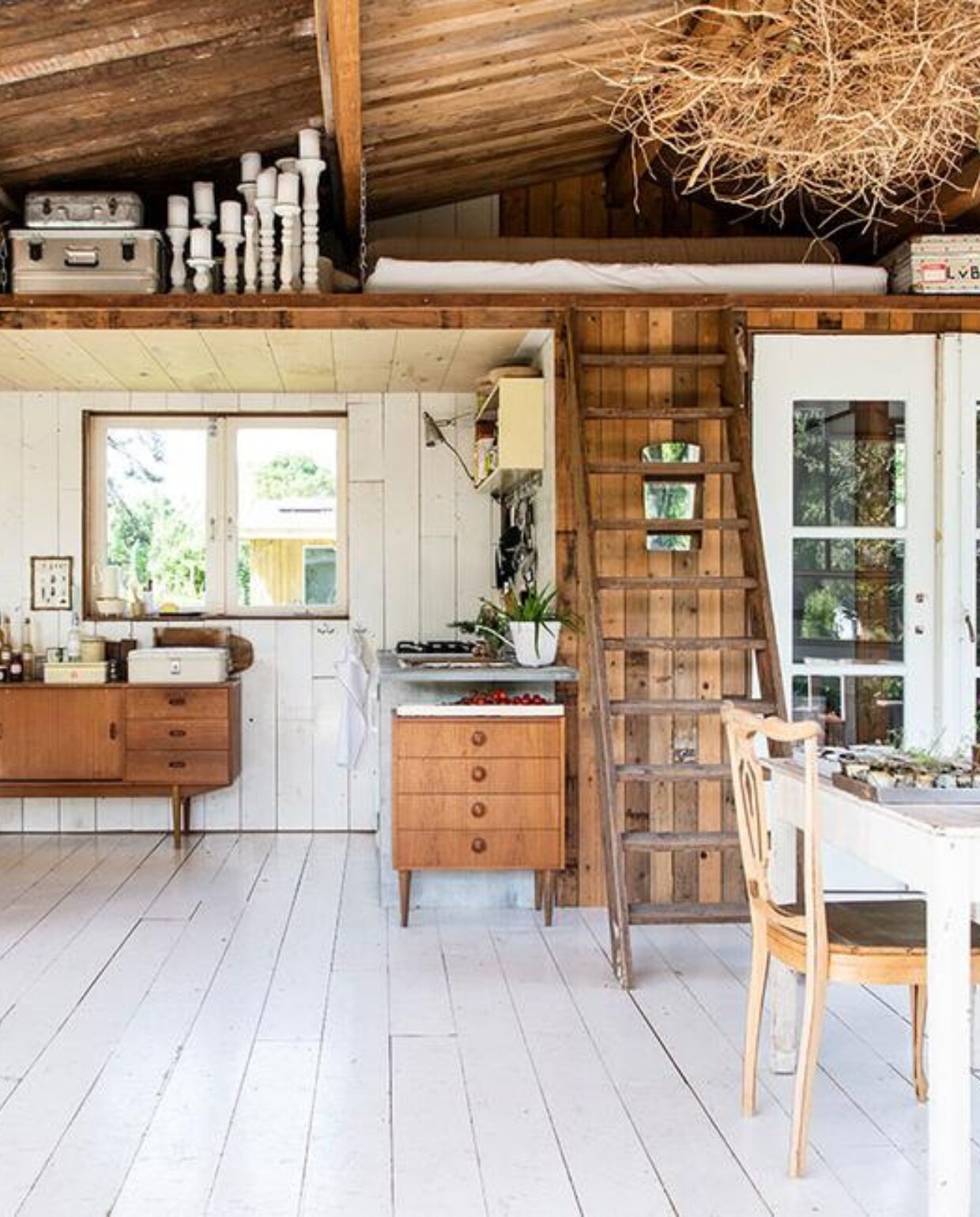 Vloer gemaakt van gevonden planken, tafel Van Dijk &amp; Ko, bord met tekst gemaakt door Simone, tegels Kringloop De Driesprong, gieter Kringloop Vintage &amp; More, potjes Salie Leiden, houten kist winkelgloria.nl. Planten: pannenkoekplant, stek fluweelboom, lupine, tomaat.