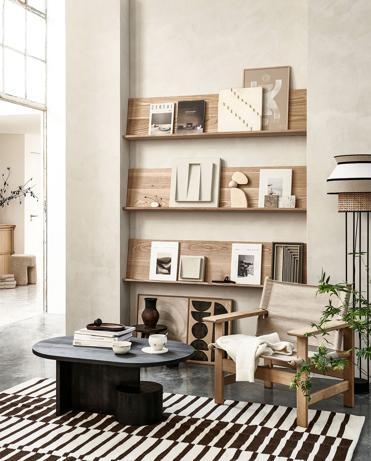 Muurverf Witch Hazel van Bauwerk (bauwerkcolour.com). Fauteuil met canvas van Frederica € 2290,-, vloerlamp Singapour van Market Set € 528,- (designtales). Zwart gebeitste eikenhouten salontafel Insert van Ferm Living, 100x60x40 cm (lxbxh) € 999,-, off-white Vulca vaas van Ferm Living € 149,- (vtwonen.be). Magazine Ark Journal € 22,-, magazine Cereal vanaf € 19,-, houten dienblad Smoked Oak Filipine € 69,-, travertin onderzetter € 9,- (thefinestore.com). Art work Stairs € 350,-, handgemaakte kom van Yellow Nose Studio € 42,-, handgemaakt vaasje van Yellow Nose Studio € 35,- (rozmeen). 3D-wandsculpturen vanaf € 75,- (huisvolstijl). Handgemaakte, geglazuurd aardewerken sculptuur, prijs op aanvraag (2222studio.com). Handgemaakte unieke prints in lijst vanaf € 99,- (enkelartstudio.com). Oude pot vanaf € 45,- (burbri). Kelim, 160×230 cm € 339,- (zarahome.com). Plant bamboe, prijs op aanvraag (greenlifestylestore). Overig privébezit.