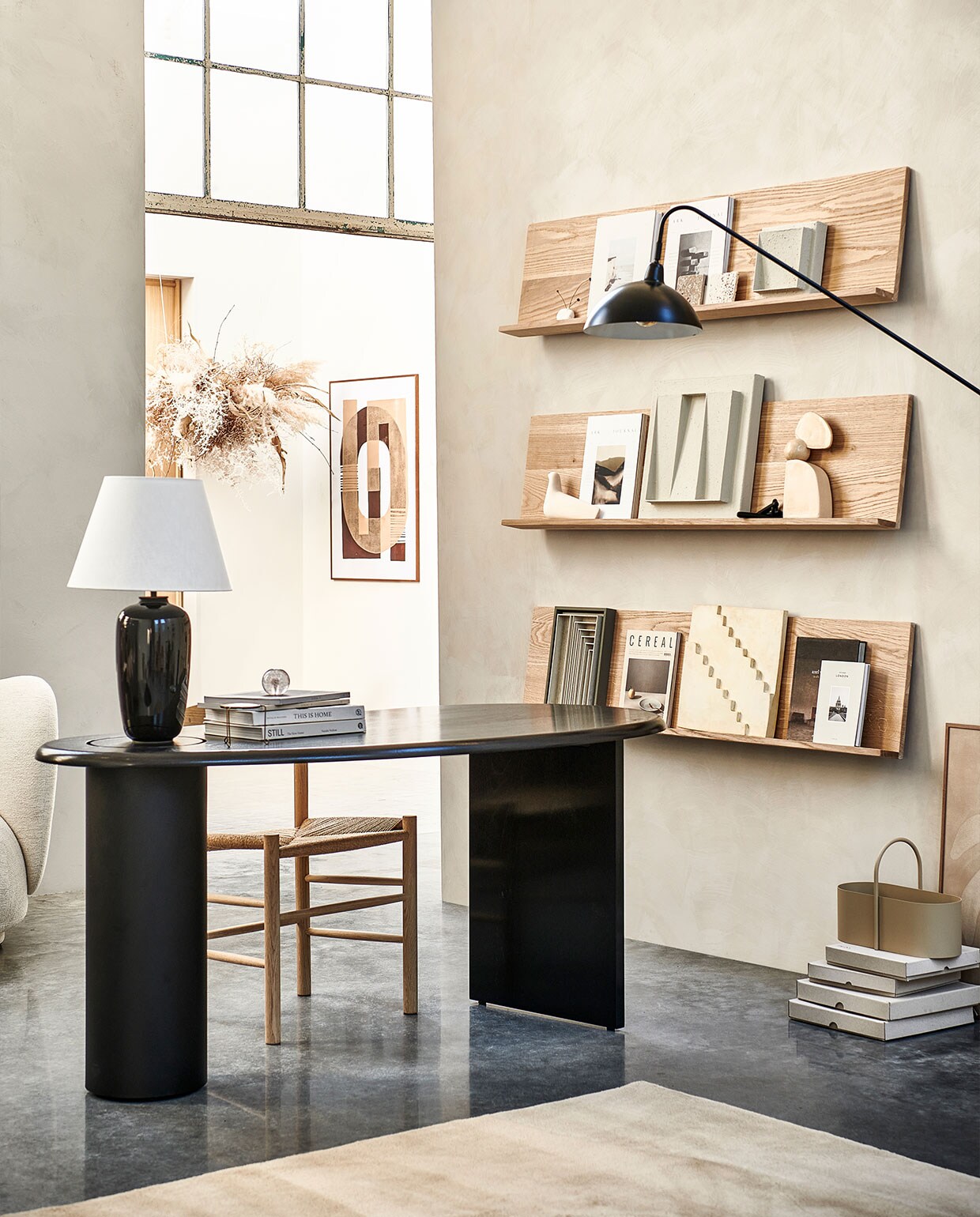 Muurverf Witch Hazel van Bauwerk (bauwerkcolour.com). Bureau The Eclipse van Menu € 2095,-, tafellamp Torso van Menu € 400,- (designtales). Wandlamp Orion van vtwonen € 133,95, toolbox Grib van Ferm Living € 79,-, houten vogel L’Oiseau van Vitra € 115,- (vtwonen.be). Loep op pootjes € 22,50 (weldaad.com). Magazine Ark Journal € 22,-, magazine Cereal vanaf € 19,-, travertin onderzetters, per stuk € 9,-, presse-papier Dandelion € 50,-, stoel J39 Soaped Beech van Frederica € 537,- (thefinestore.com). Artwork Stairs € 350,-, vaasje van Yellow Nose Studio € 35,- (rozmeen). 3D- wandsculpturen vanaf € 75,- (huisvolstijl). Handgemaakte sculptuur, prijs op aanvraag (2222studio.com). Handgemaakte prints Let’s go Bananas, 50×70 cm € 129,- en Brown &amp; Terra Come away with me, 70×100 cm € 239,- (enkelartstudio.com).Overig privébezit.