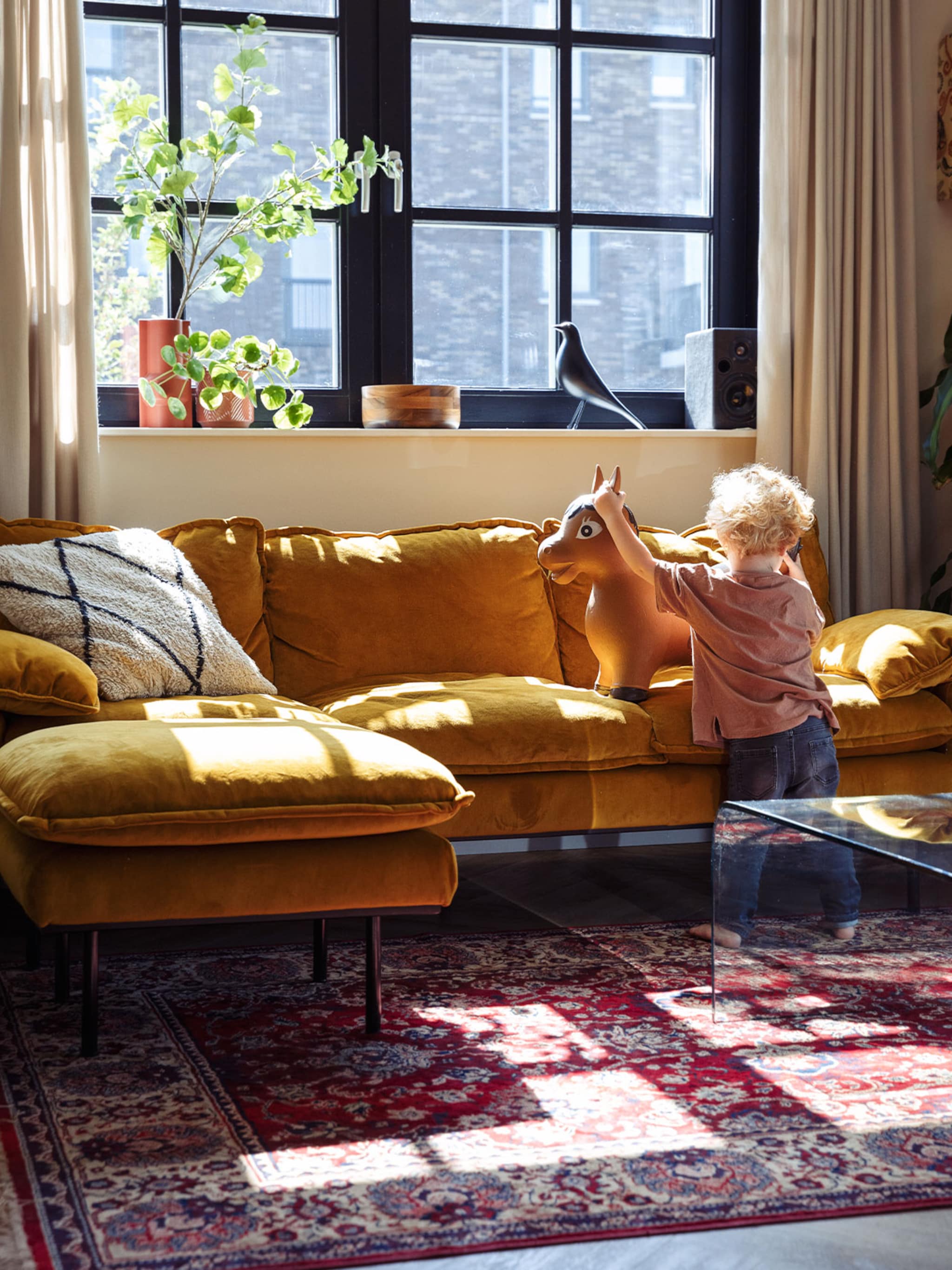 de trend van 2022 juweelkleuren in huis