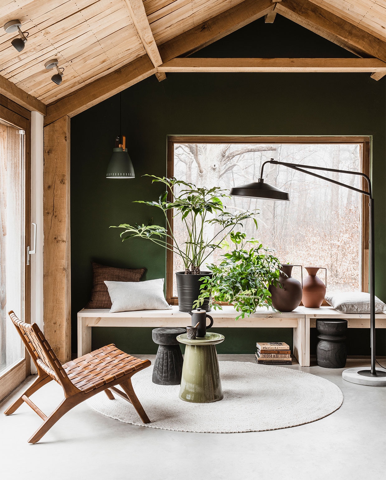 (designtales). Wandlamp Orion van vtwonen € 133,95, toolbox Grib van Ferm Living € 79,-, fauteuil Rico van Ferm Living 87×78,8×79 cm (bxdxh) € 2035,-, houten vogel L’Oiseau van Vitra € 115,- (vtwonen.nl). Loep op pootjes € 22,50 (weldaad.com). Magazine Ark Journal € 22,-, magazine Cereal vanaf € 19,-, travertin onderzetters per stuk € 9,-, presse-papier Dandelion € 50,-, stoel J39 soaped beech van Frederica € 537,- (thefinestore.com). Artwork Stairs € 350,-, vaasje van Yellow Nose Studio € 35,- (rozmeen). 3D-wandsculpturen vanaf € 75,- (huisvolstijl). Handgemaakte sculptuur prijs op aanvraag (2222studio.com). Handgemaakte prints Let’s go Bananas 50×70 cm € 129,- en Brown &amp; Terra Come away with me 70×100 cm € 239,- (enkelartstudio.com). Overig privébezit.