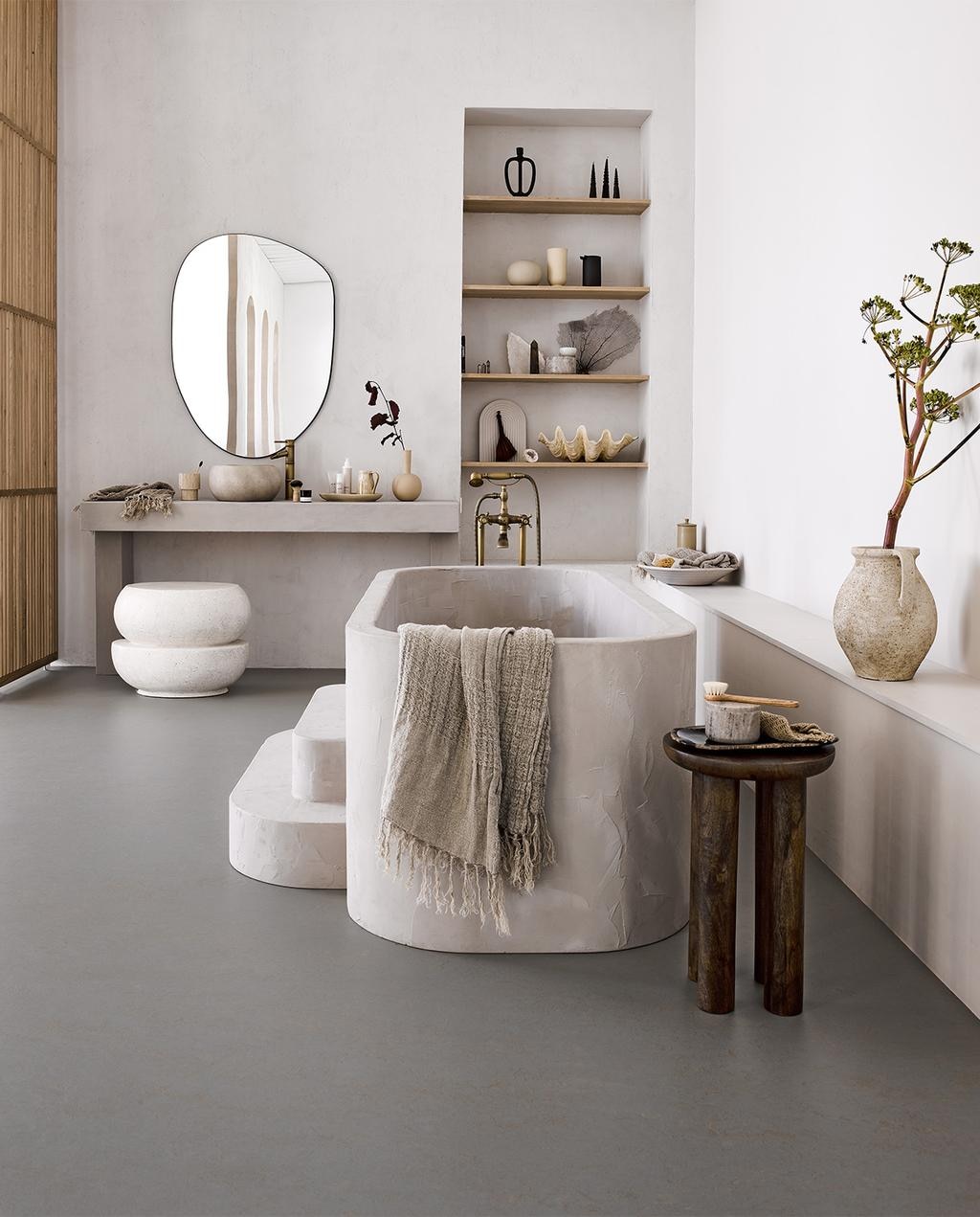 Marmoleum vloer Lava vtwonen 11, per m² € 48,- (ex installatie) M.m.v.: Nordal.eu (bijzettafel, linnen handdoeken, marmeren potten, xl schelp, doos suéde), Lanena-home.com (kruk van microcement), Zarahome.com (spiegel, schaal en grote kan), Bungalow.dk (kannetje en ovalen schaal), Byjoa.nl (zwarte kan, vaas crème op plank, bol vaas). Overig is privébezit