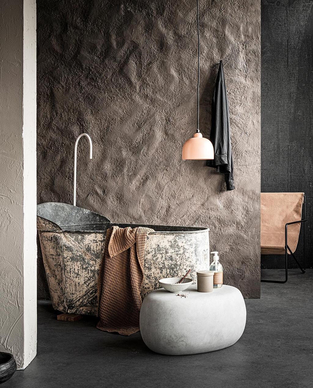 Muurverf in Heavy Clay (pure-original.nl). Zinken bad € 375,- (burbri.nl). Bijzettafel Pebble van vtwonen collectie € 149,- (basiclabel.nl). Stoel Desert Lounge Chair € 269,-, wafel handdoek Organic in tan € 39,-, zandkleurige ronde opbergdoos € 25,-, zeep € 25,- (fermliving.com). Hanglamp van Bloomingville € 105,-(vtwonen.nl). Schaal van gebakken klei € 75,- (couleurlocale.eu). vtwonen 03-2021 | Styling Marlies Does | Fotografie Sjoerd Eickmans