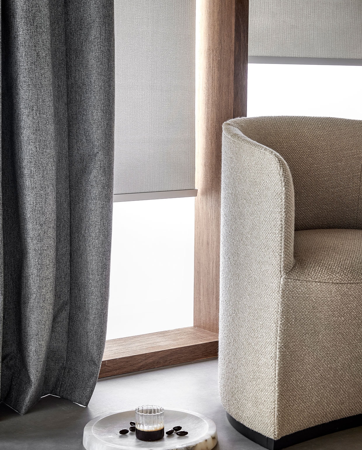 Rolgordijn op maat gemaakt in kleur 18010 € 163,87. Op maat gemaakt overgordijn in kleur Keper Grijs 2285, per meter vanaf € 26,99 vtwonen 1-2022 | productie Tanja Saarberg | styling danielle Verheul | fotografie Peggy Janssen | assistentie Sanne Ketelaar