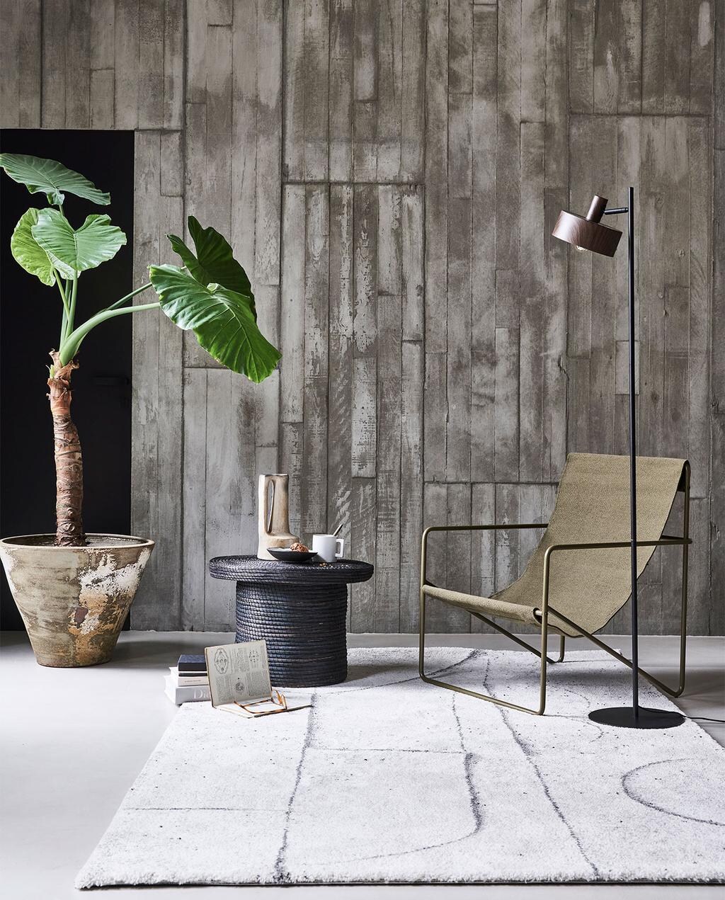 Metalen vloerlamp Woody, 28x43x160 cm (lxbxh), exclusief lichtbron € 149,-. Vloerkleed Abstract in crème, 160×230 cm € 199,-. (vtwonen.be) M.m.v. couleurlocale.eu (salontafel, vaas), vtwonen.be (fauteuil Desert van Ferm Living). Overig privébezit. JA | vtwonen 11-2021 | styling Marlies Does | fotografie Bart Brussee | productie Tanja Saarberg
