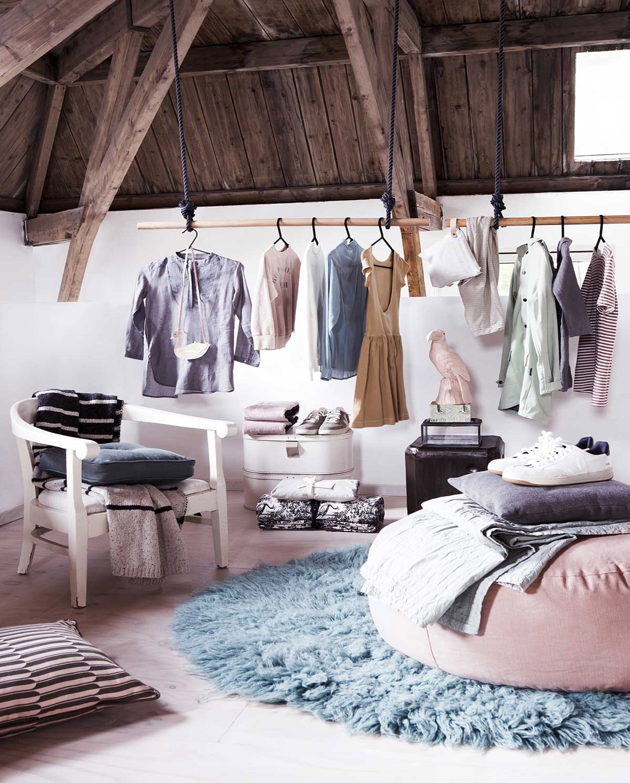 DIY kledingrek Dit heb je nodig houten stokken € 19,95 (zandvlietlisse.nl) • touw, per meter € 2,89 (gamma) • stevige schroefhaken Zo maak je het Knip het touw op de gewenste maat. • Leg er aan een kant een stevige knoop in, met een kleine lus, en duw daar de stokken door. • Bevestig het touw aan een balk of (met een lus) aan schroefhaken in het plafond. Zwarte kledinghangers per 4 € 3,99 (ikea.com). Grijze blouse € 45,95, roze trui € 74,95, witte trui € 51,95, blauwe blouse € 69,95, oranje jurk € 79,95, tasje € 24,95, legging met zwarte streep € 45,95, lichtgroene jas € 139,95, grijs jasje € 74,95, zwart-wit gestreepte plaid € 110,-, hoeslaken met vierkantjes dessin € 39,95 (imps-elfs.com). Tasje in zwaanvorm € 39,95, grijze en witte schoenen per paar € 99,- (maisonnl.com). Shirt met streep € 19,99 (sixandsons.com). Handdoek € 15,- (hay.dk). Groen kussen op stoel € 79,-, rond blauw kleed vanaf € 92,-, roze poef € 159,-(coco-mat.com). Groen-roze geprint kussen van Ferm Living op de grond € 50,62, groen plaid van Vestbjerg € 111,96, grijs kussen van By Mölle € 69,95, roze vogellamp van &amp;k amsterdam € 57,50, zwart-witte plaid met opdruk van Day € 150,- (vtwonen.nl). Glazen doosje € 43,95 (weldaad.com). Groen bakje € 1,50 bij een kringloopwinkel, overig privébezit JA: vtwonen special 09-2018 | styling Liza Wassenaar | fotografie Jeltje