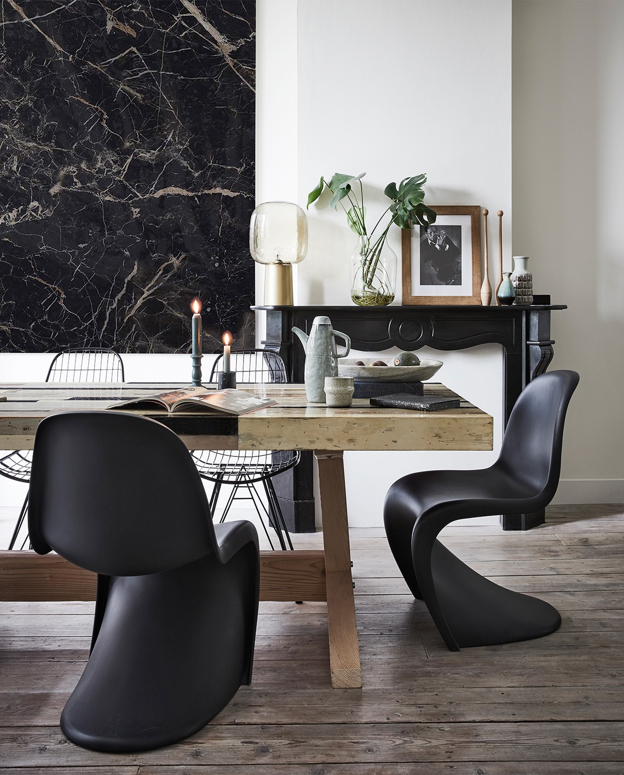 Sloophouten eettafel, 300x90x78 cm (lxbxh), bladdikte 9 cm € 5646,- (pietheineek.nl). Zwarte stoelen Panton Chair voor Vitra van Loods 5 Design per stuk € 265,- (loods5). Draadstoelen per stuk € 169,- (hkliving). Theepot € 54,50, beker € 9,50, natuurstenen schaal € 49,-, marmeren kandelaar € 6,95, groene kaars € 3,95, kegels op marmeren schouw per stuk € 4,95, hoge vaas € 29,95, kleine vaas € 20,90 (loods5.nl). Tafellamp € 159,- (vtwonen.be). Lijst Hovsta € 6,99 (ikea). JA | vtwonen 13-2019 | styling Fietje Bruijn | fotografie Alexander van Berge