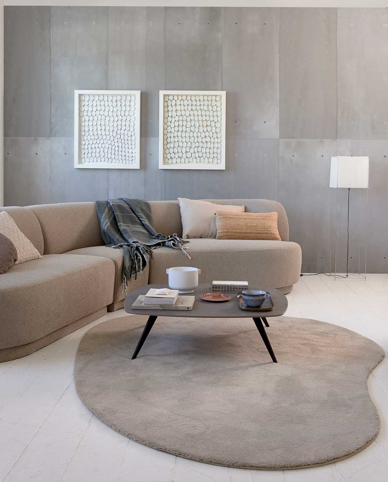 Behang Plate van vtwonen, 280×300 cm € 149,-, vloerlamp Lotek € 83,30, naturel linnen kussen € 44,95 (vtwonen.be). Kunst prijs op aanvraag (atolty.com). Bank Faith, per element vanaf € 750,-, vloerkleed Paris van Home Fashion per m² € 100,-, salontafel Space € 1075,- (eijerkamp). Stoel Buckle Up € 228,65 (basiclabel). Linnen kussen met gevlochten stroken € 59,95, langwerpig kussen € 59,95, rond kussen (loods5). Tafellamp Luminous Circle € 159,95 (hkliving). Alles op tafel zie foto hiernaast. Overig privébezit.
