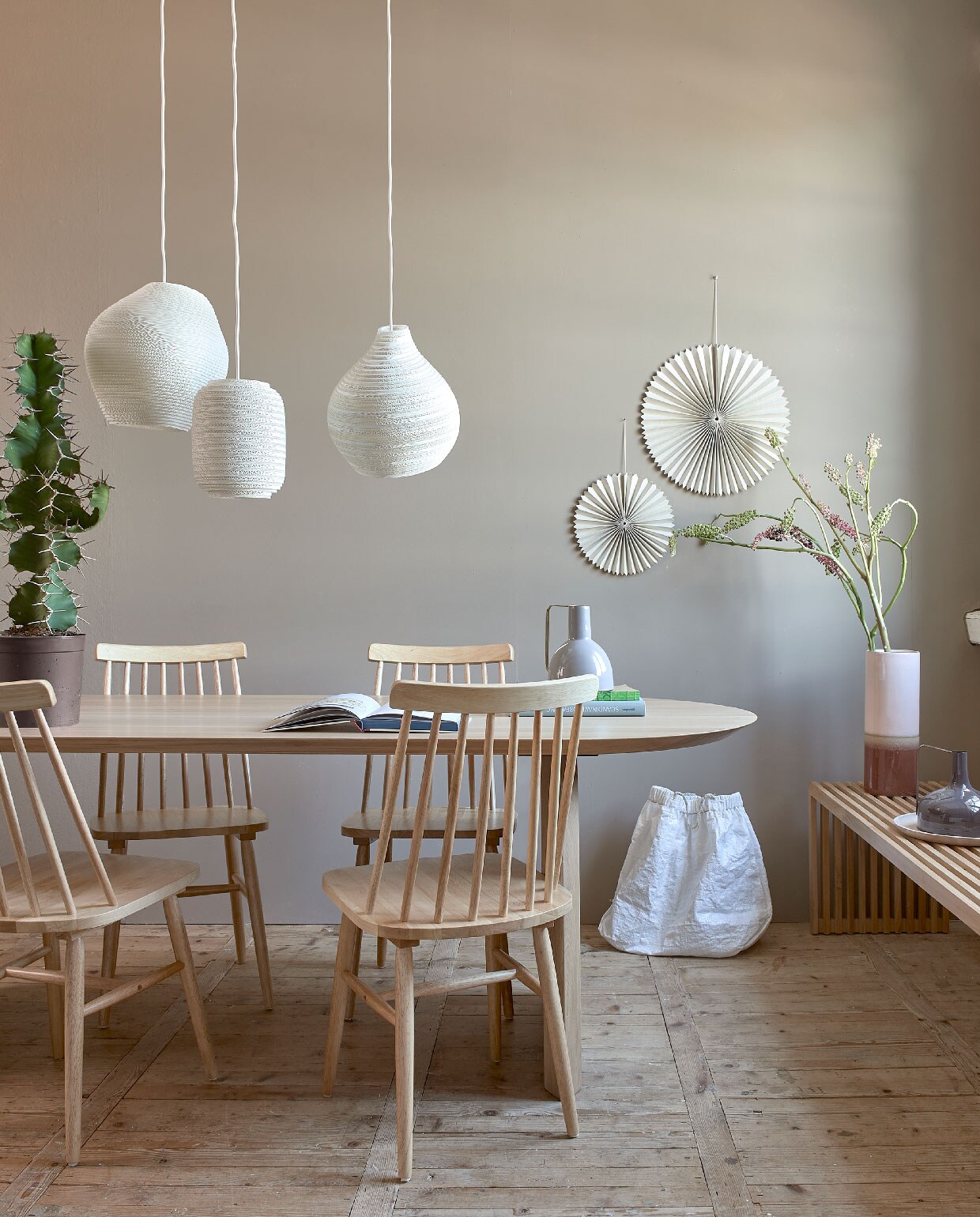 Muurverf Mire van vtwonen, per 2,5 l , € 32,99 (karwei). Tafel Slot van Studio Henk, 220x90x74 cm (lxbxh) € 2975,- (eijerkamp). Spijlenstoelen per stuk € 81,-, hoge vaas € 38,50, vaas met handvat vanaf € 29,95, houten bord , € 29,95 (vtwonen). Lampen Graypants, per stuk vanaf € 245,- (vanmokum.com). Waaiers per stuk vanaf € 8,95, witte tas € 89,- (sukha). Overig privébezit.