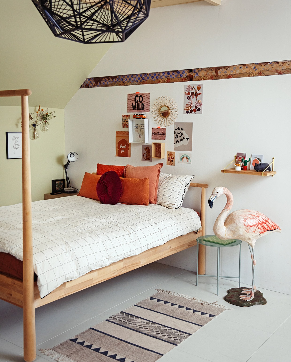 Hanglamp Philips. Bed Ikea. Beddengoed La Redoute. Kleed Kwantum. Flamingo erfstuk. Tafel Karwei. Nachtkastje zelfgemaakt. Lamp kringloopwinkel. Wekker Lexon Flip. Vaasjes aan de muur The Recollection Antwerpen. Schilderij zelfgetekend. Kaarten Flow magazine, Madame la Poule, thejournalshop.com. Kussens Kwantum. Beddengoed Crips Sheets. Spiegel Xenos, wandplank zelfgemaakt, steuntjes kringloopwinkel. Muurverf Green Ground Farrow &amp; Ball.