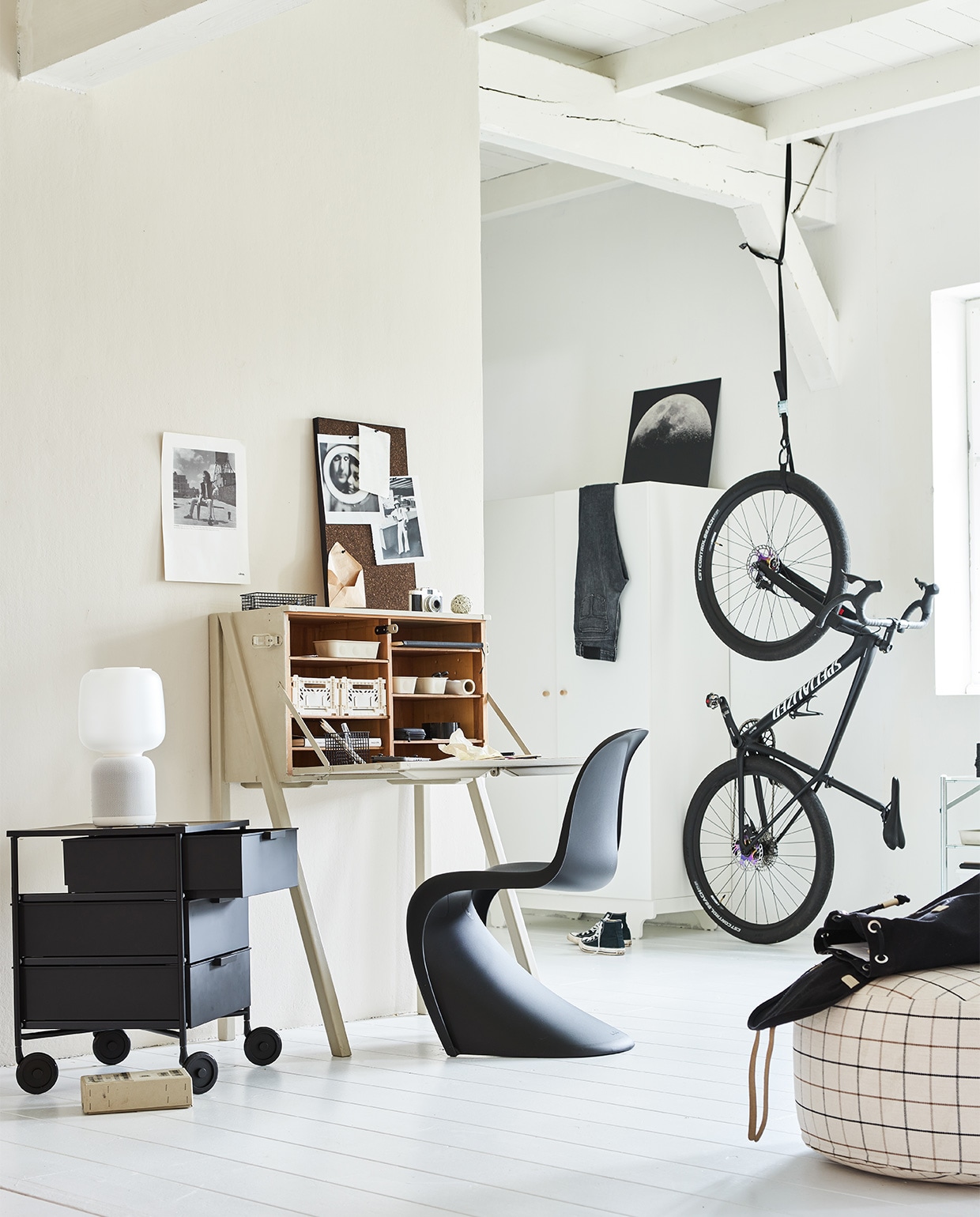 Bureau gemaakt van oude legerkist € 375,-, aluminium kast met witte planken € 45,- (com-anders.nl). Matzwarte ijzeren ladekast Mobil op wielen van Kartell, 47,5x49x63 cm (bxdxh) € 695,-, stoel Panton Chair van Vitra in kleur Deep Black € 309,-, poef Sit on me van Oyoy € 149,-, beige kratjes van Hay per stuk € 8,- (vtwonen.nl). Lamp Symfonisk met Sonos-systeem € 179,-, aluminium print van de maan Kopparfall, 49×49 cm € 29,99, prikbord van kurk Svensås inclusief 15 spelden € 9,99, zwarte ijzeren draadmandjes Pluggland, set van 2 € 4,99, zandkleurige opbergbakken Nojig per stuk vanaf € 1,29, witte kunststof opbergbakken Sockerbitt per stuk vanaf € 1,99 (ikea). Overig privébezit.